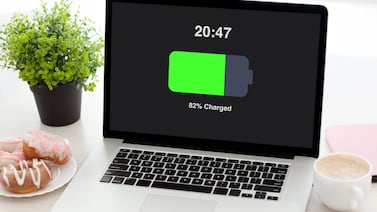 ¿Dejar su computador portátil enchufado todo el día daña la batería? Expertos lo explican