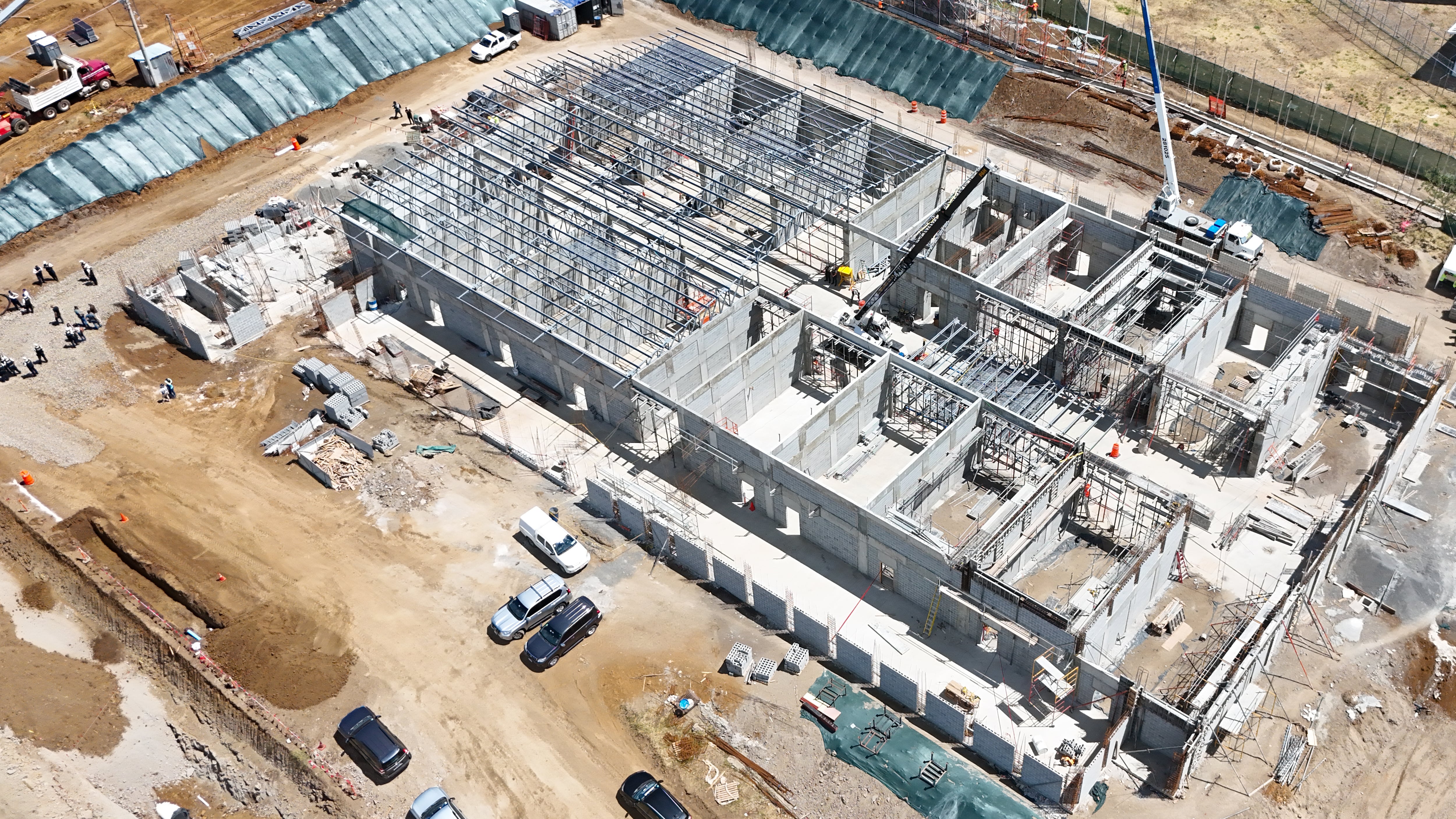 El presidente de la República, Rodrigo Chaves, la presidenta electa, Laura Fernández y los ministros de Justicia y Seguridad, Gerald Campos y Mario Zamora inspeccionaron el avance de obras en el CACCO.