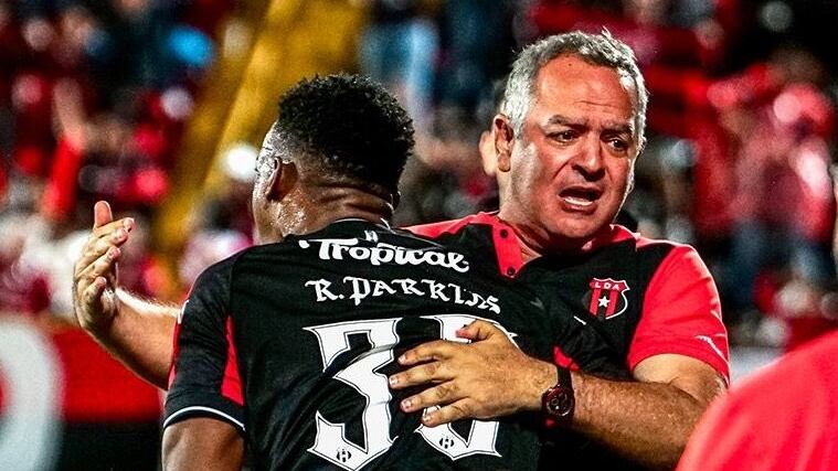 Joseph Joseph festeja con Rashir Parkins el tercer gol de Liga Deportiva Alajuelense ante San Carlos.