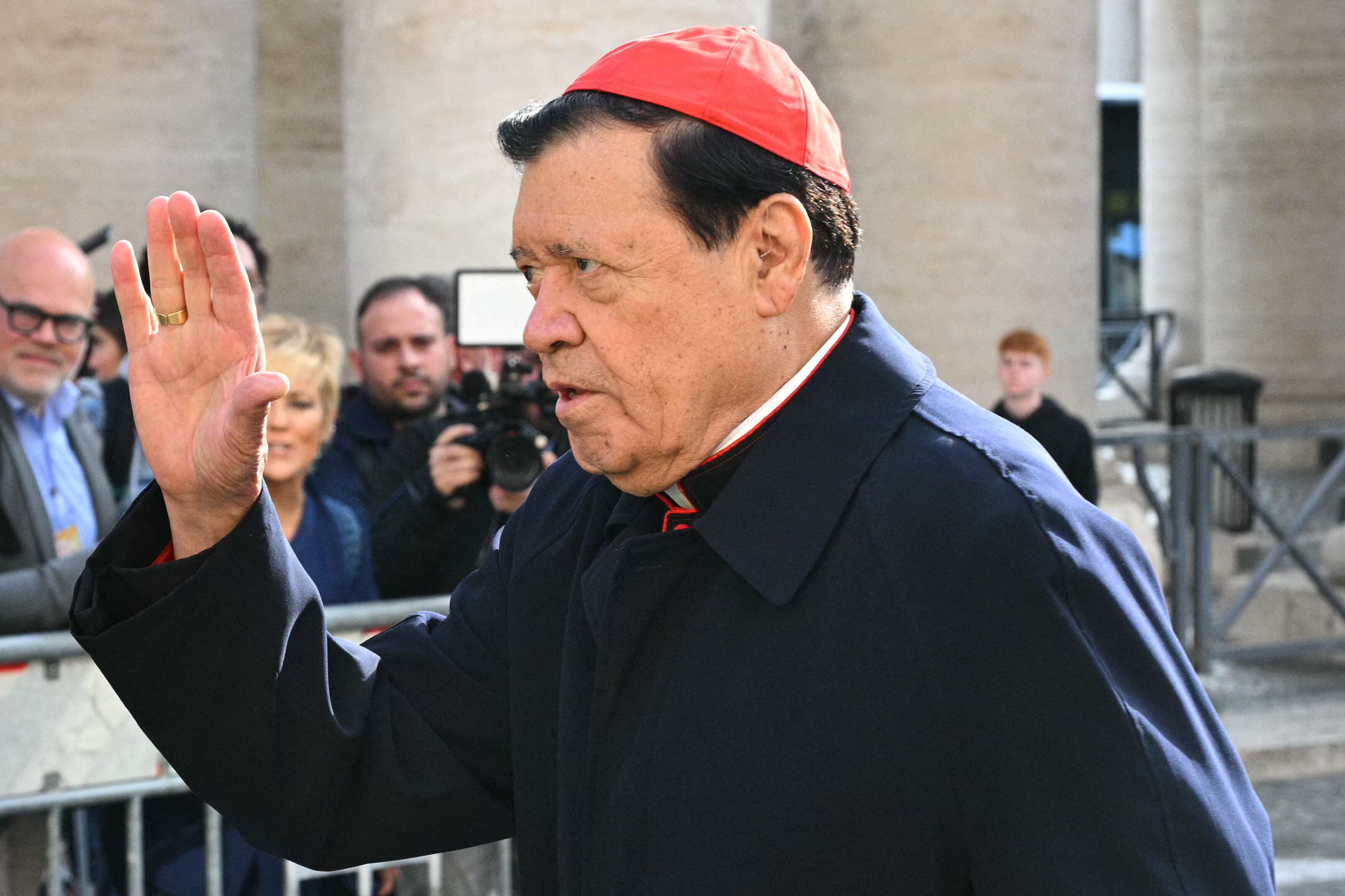 El Vaticano informó el 25 de abril de 2025 que más de 128.000 personas ya han rendido homenaje al papa Francisco, cuyo cuerpo permanece en capilla ardiente en la basílica de San Pedro antes de su funeral. (Foto de Andreas SOLARO / AFP)