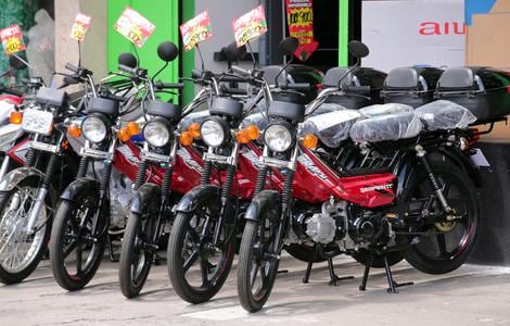 El Registro Nacional advirtió de que las bicimotos deben estar inscritas y tener placa con código BM, a pesar de que miles andan por la libre.