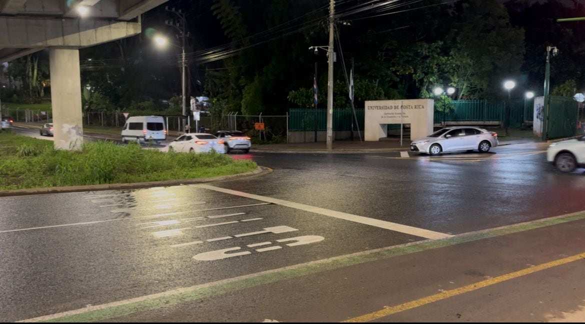El paso frente a la Facultad de Derecho de la UCR fue rehabilitado tras inundaciones.