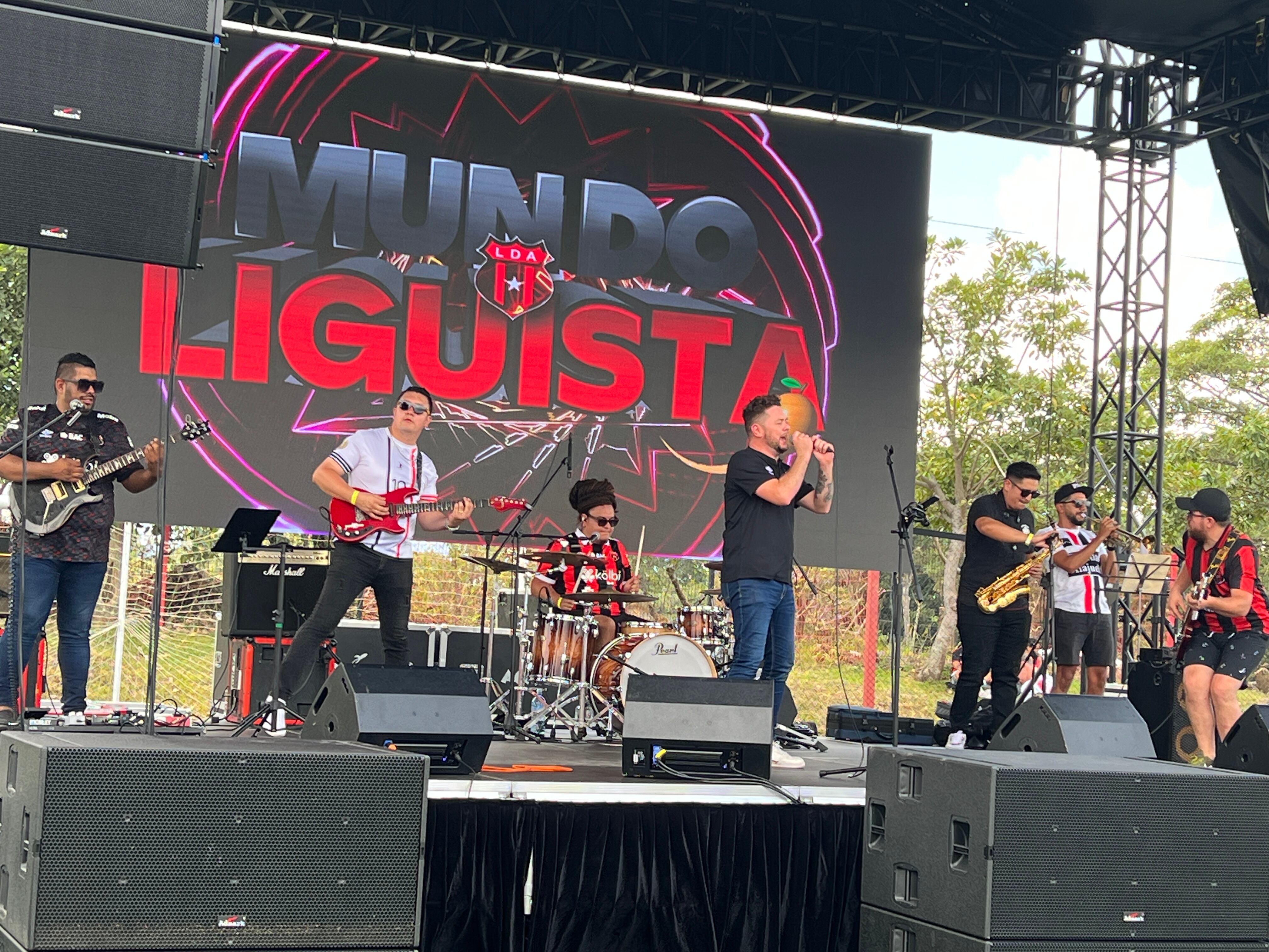 Banda 11/04 Música Manuda tocó en la fiesta de la niñez que Alajuelense le hizo a su afición en el CAR.
