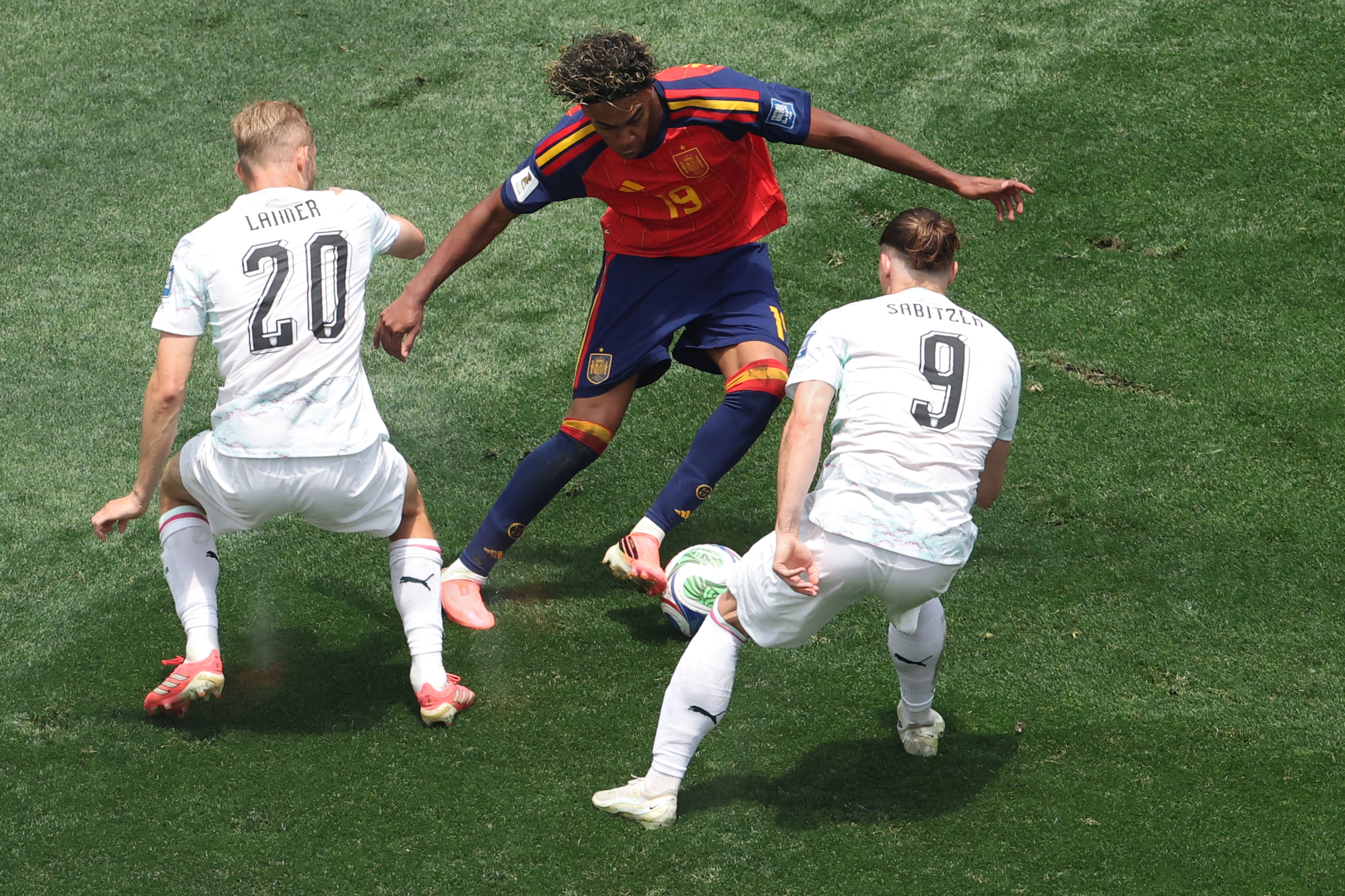 El delantero español Lamine Yamal recibió doble marca en partido de España y Austria por el Mundial 2026; aquí se enfrenta a Konrad Laimer y Marcel Sabitzer en Los Ángeles.