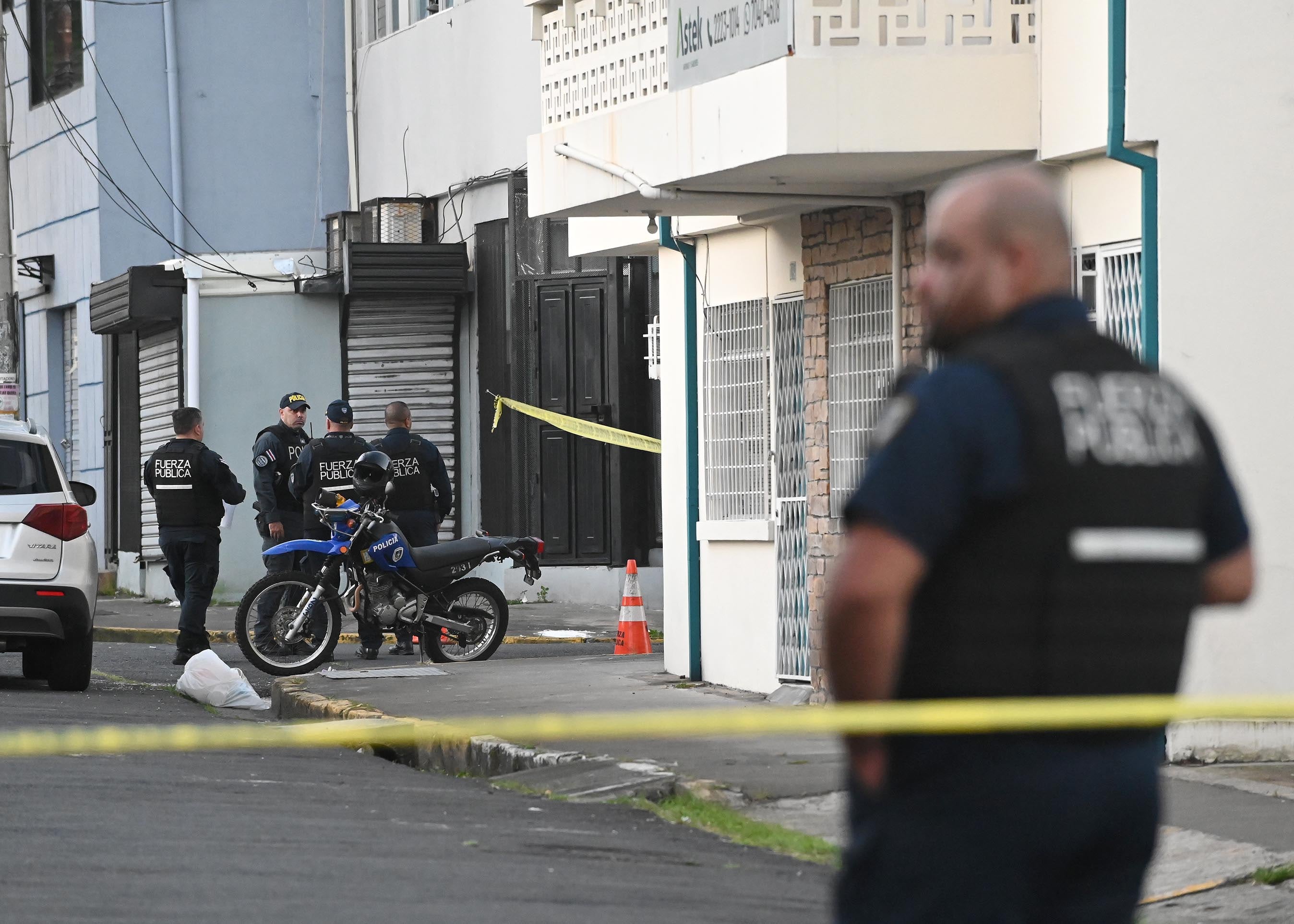 15 de julio del 2025. Barrio González Lahman. 18:00 hrs. El OIJ en coordinación con la Fuerza Pública realiza la recolección de indicios en la escena del crimen de un homicidio ocurrido en el barrio González Lahman estar tarde a las 4:15 minutos. En la escena fueron capturados dos sospechosos y decomisadas dos armas de fuego. En la foto: Autoridades del OIJ y la Fuerza Púbica investigan la escena del crimen. Foto: Albert Marín