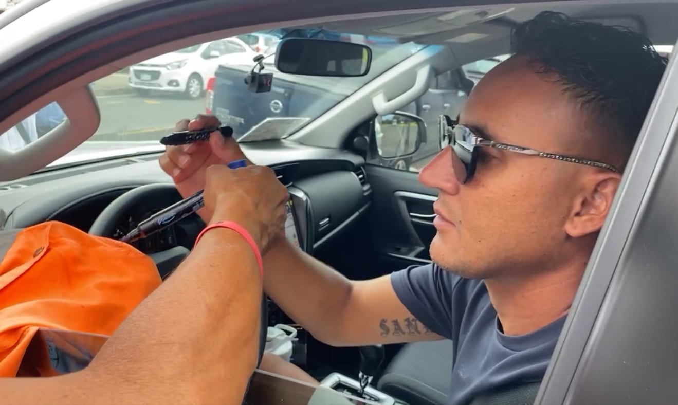 Keylor Navas al momento que salió del estadio Ricardo Saprissa firmó varios autógrafos. Foto: Captura de pantalla Columbia Deportiva.