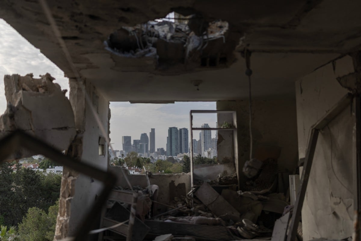 Interior de un apartamento destruido cerca de Tel Aviv, Israel.