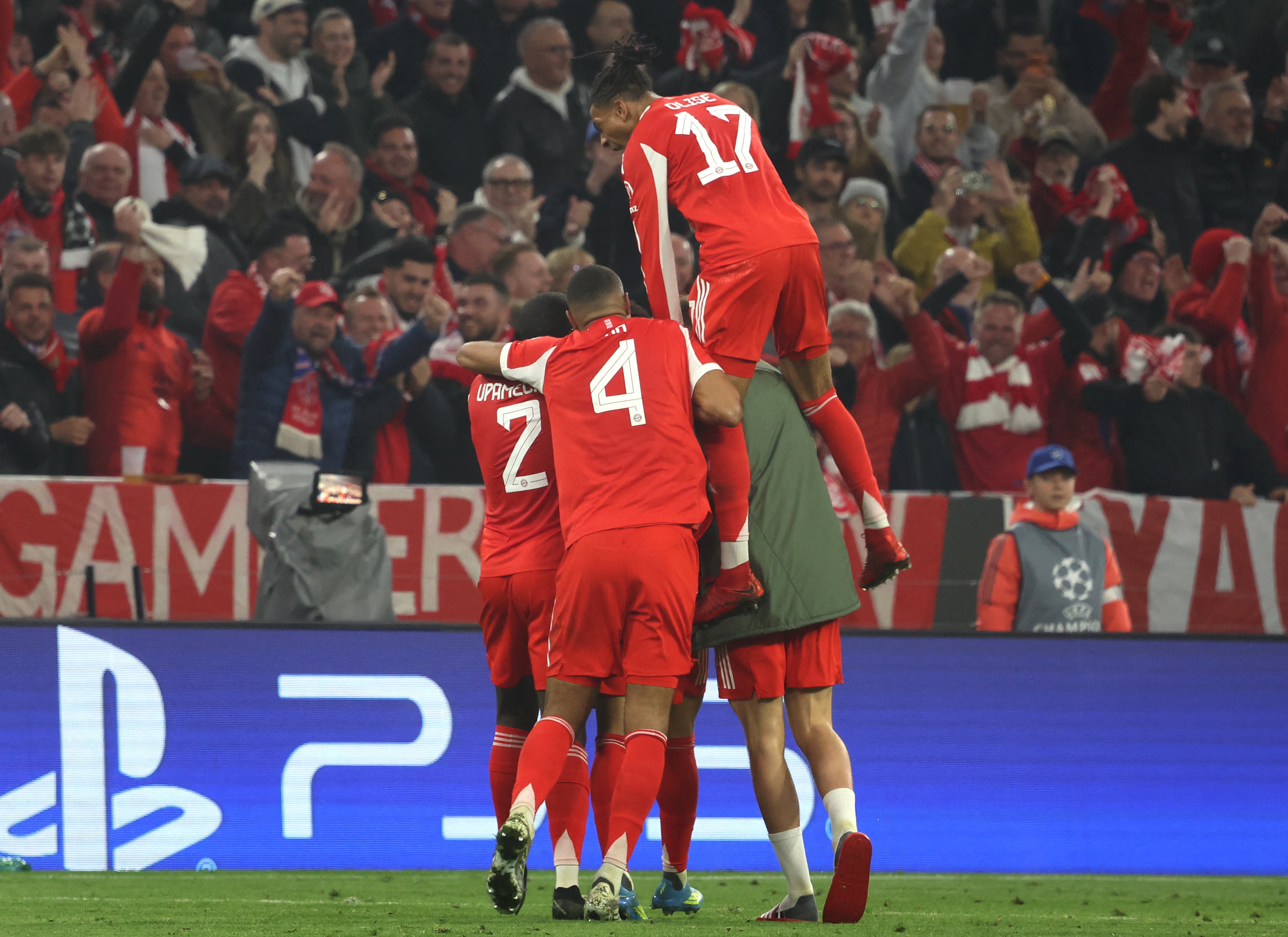 Michael Olise celebra con sus compañeros el gol de la victoria del Bayern Múnich ante el Real Madrid, en el cual resultados heridos algunos fotógrafos.