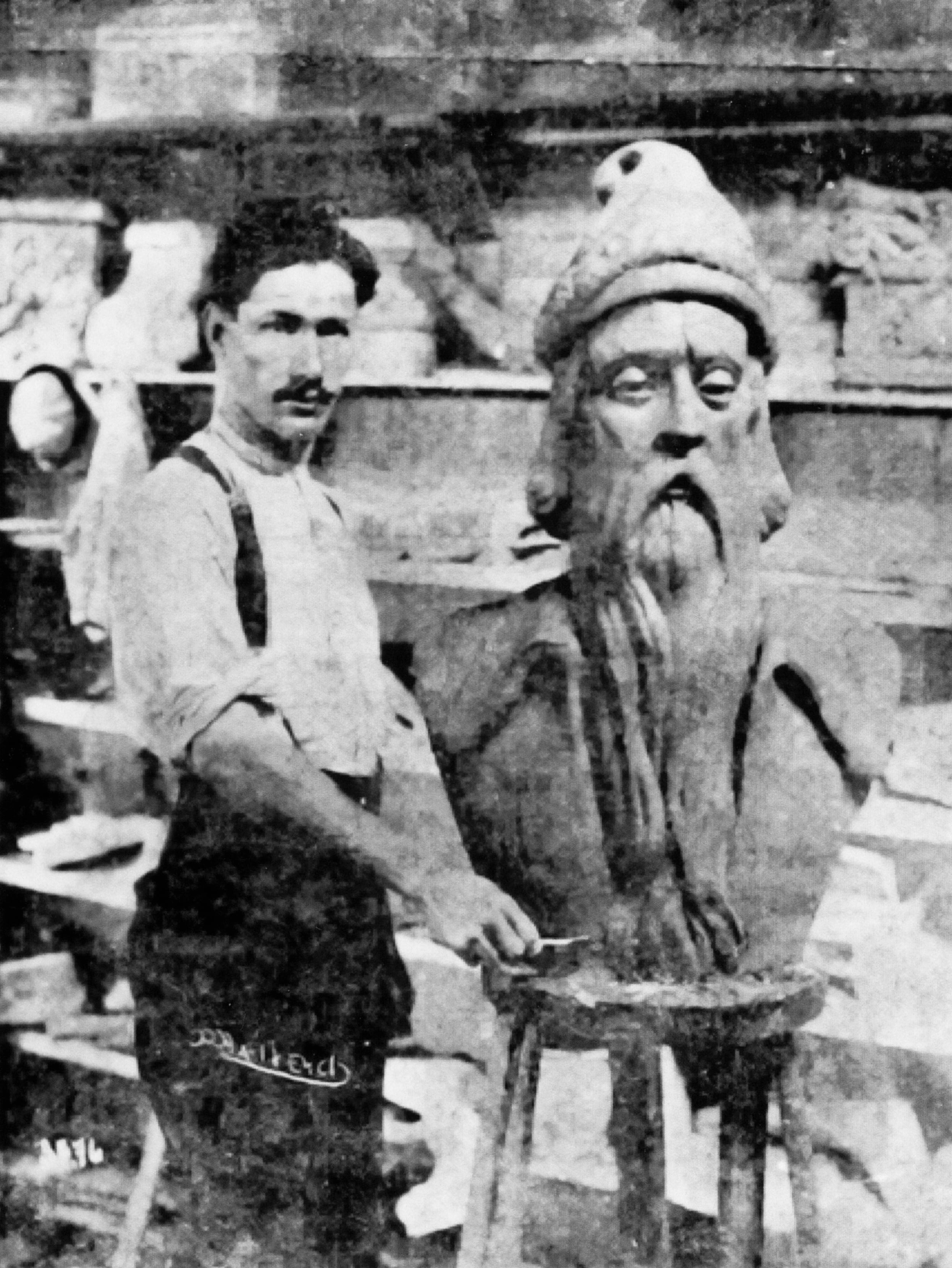 El escultor Francisco Jiménez junto al busto de Gutenberg que decoró la fachada del edificio. Fotografía tomada de La Información, 27 de setiembre de 1915, p. 4.