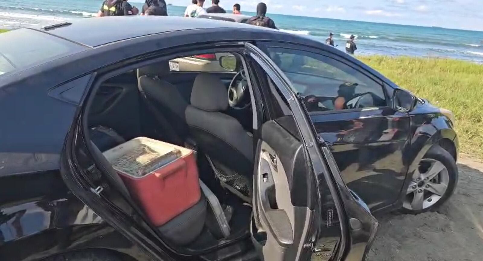 Esa es la hielera cargada dcon 23 kilos de cocaína que la Fuerza Pública decomisó en Moín. El vehículo, sin placas, estaba estacionado frente a la playa, cerca de APM Terminals. Foto: MSP.