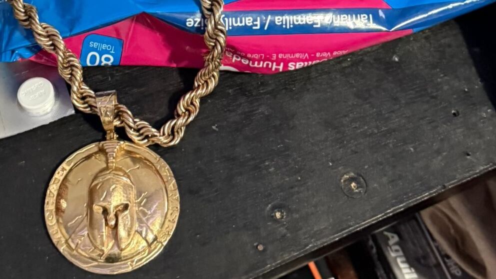 Una pesada cadena de oro con una imagen de Leónidas, el rey espartano, estaba en la mesa de noche de Shaggy.