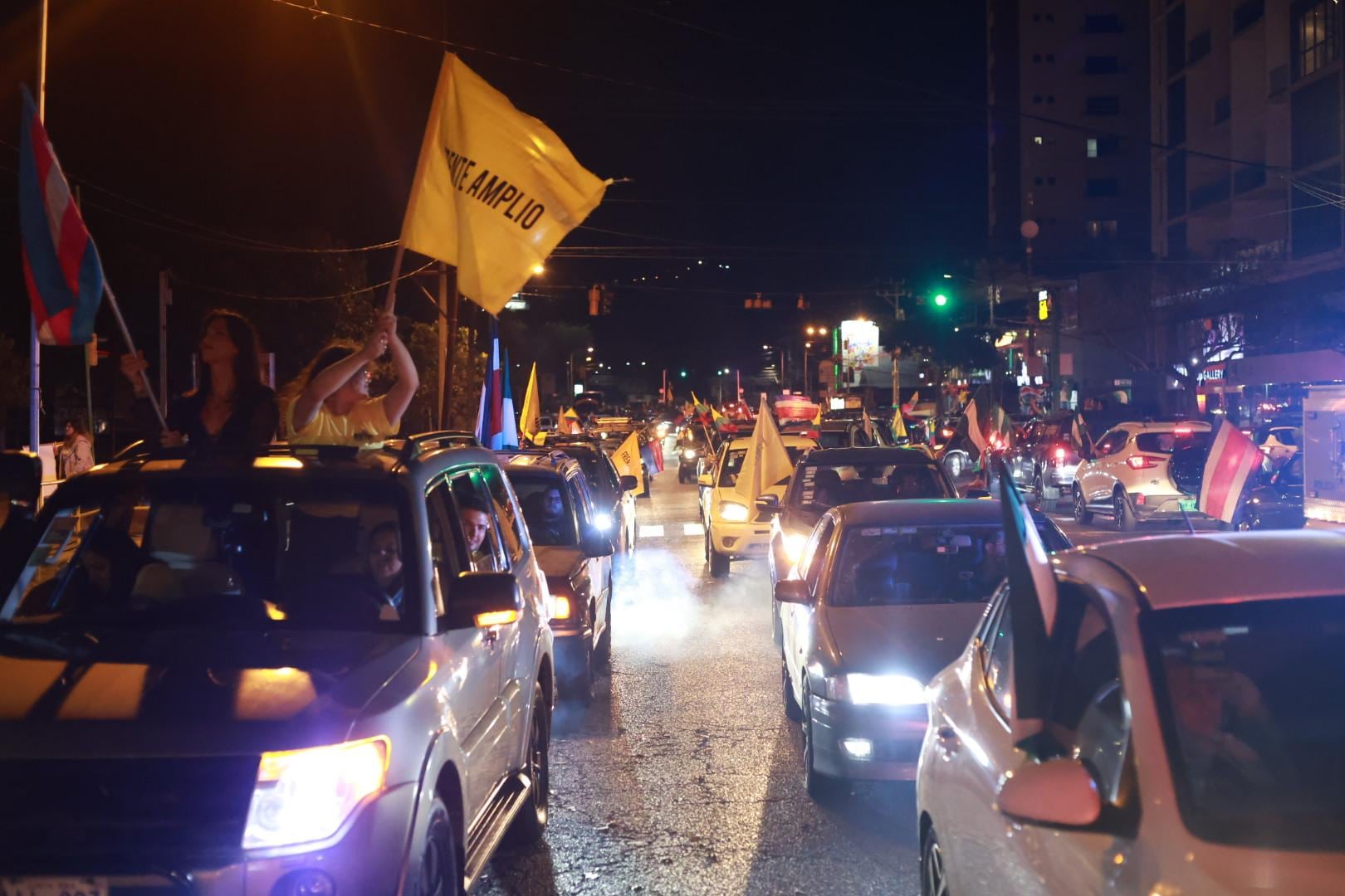 Múltiples automóviles participaron en la Caravana Nacional por la Democracia y la Unión Ciudadana. La caravana empezó en Teletica Canal 7 al finalizar el debate presidencial y hacia la media noche del jueves 29 de enero se concentraba en la rotonda de la Hispanidad.