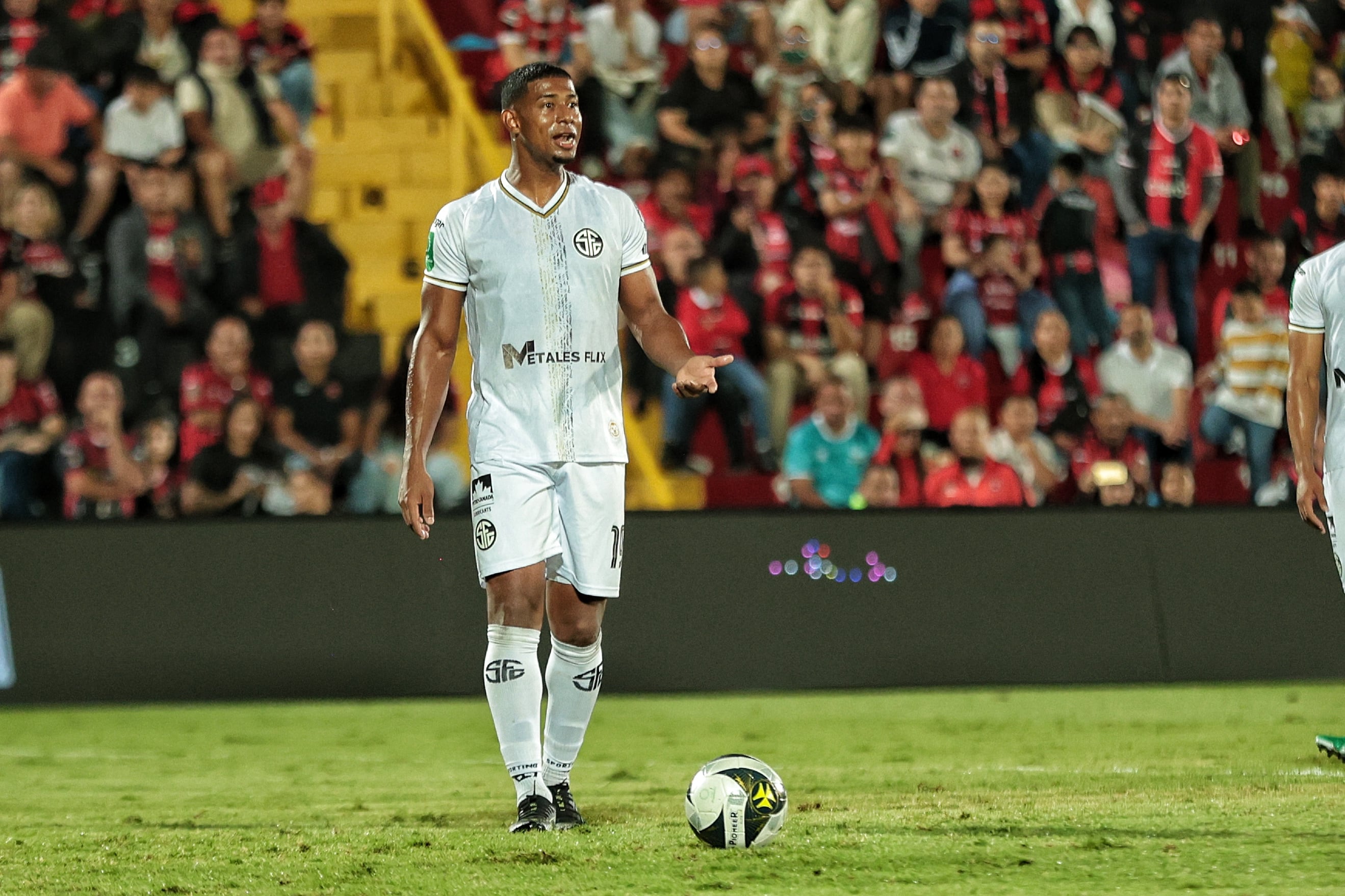 15/02/2025/ Juego entre Liga Deportiva Alajuelense vs Sporting FC en el estadio Alejandro Morera Soto / foto John Durán