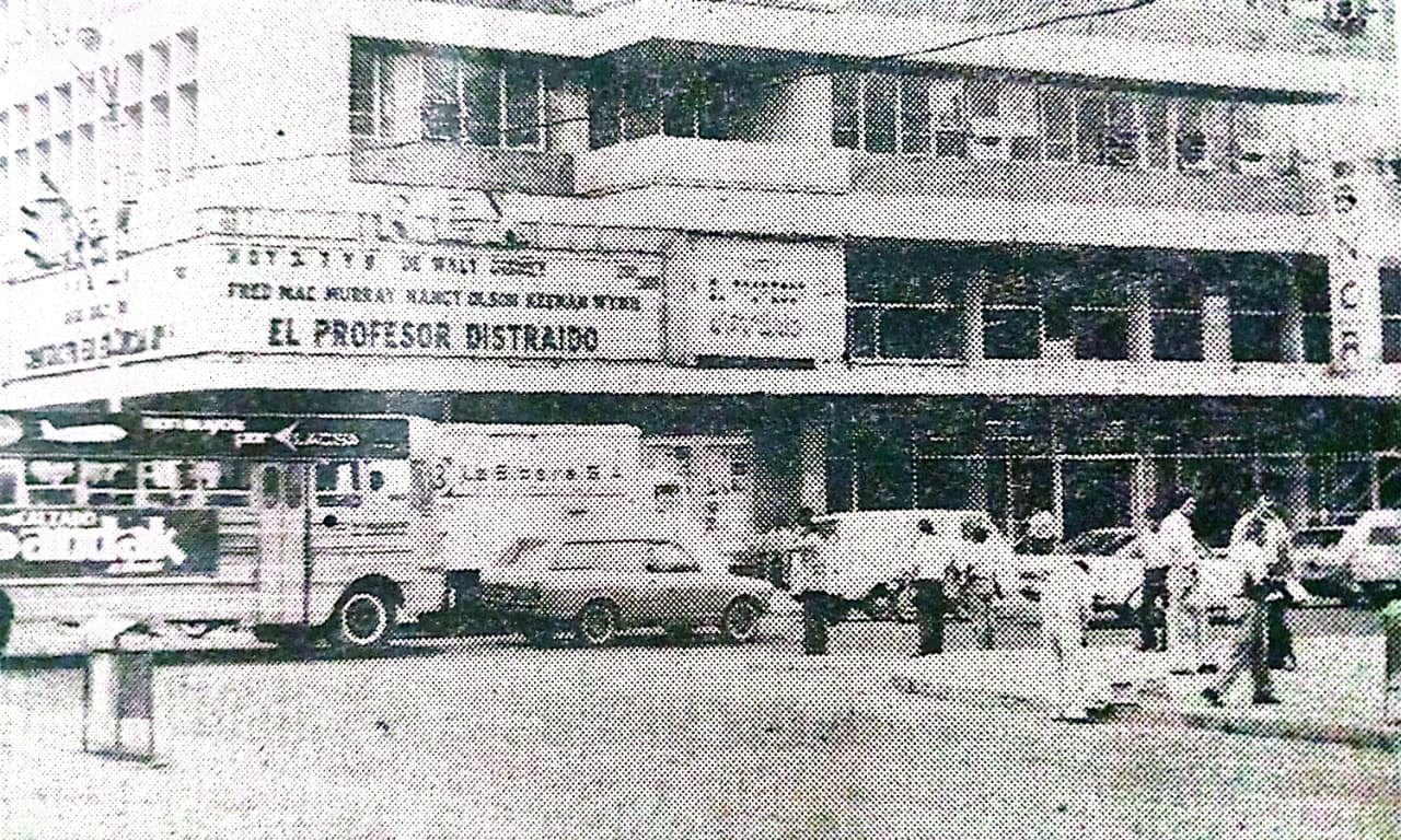 Un ejemplo de los típicos embotellamientos de tránsito en las intersecciones de la capital en 1976.