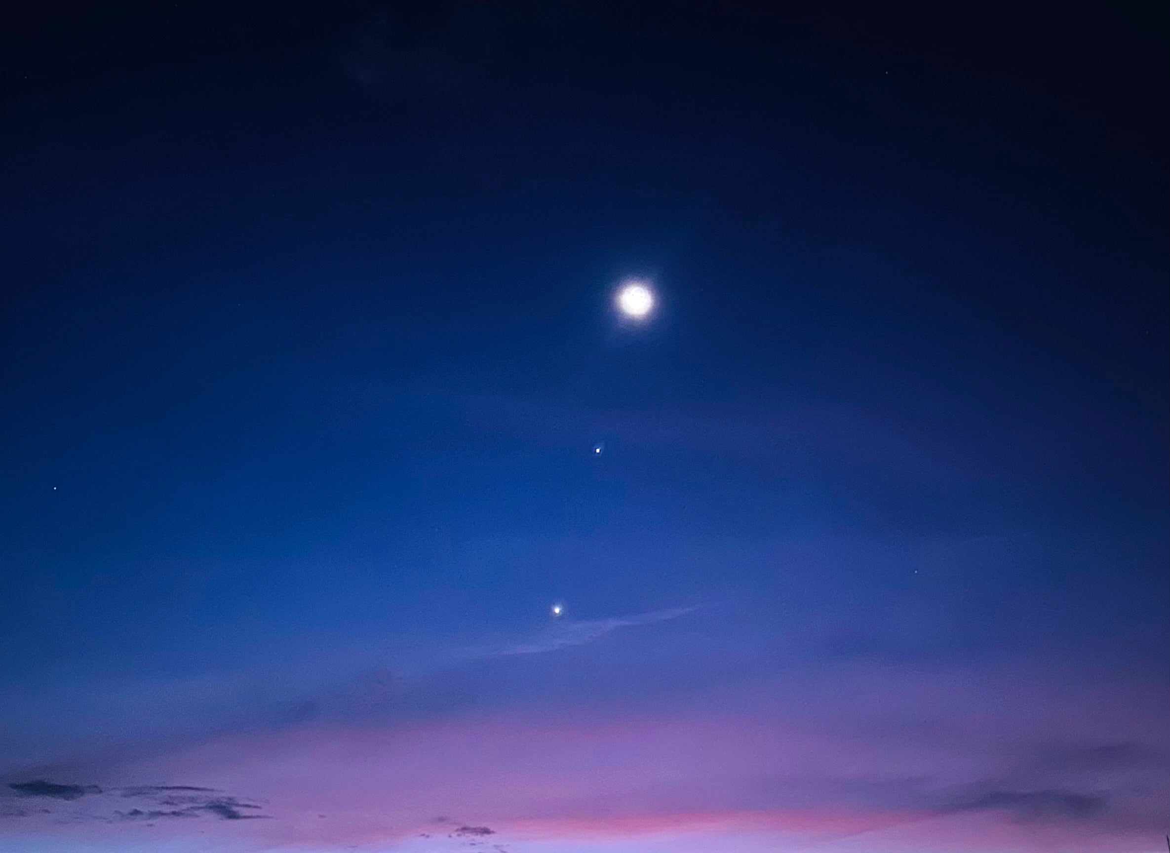 Por estos días, cuatro planetas son visibles a simple vista en el cielo nocturno. Si bien no están exactamente alineados, sí parecen formar una línea a lo largo del firmamento. Vista para fines ilustrativos de una alineación de la Luna con los planetas Venus y Júpiter. Fotografía: