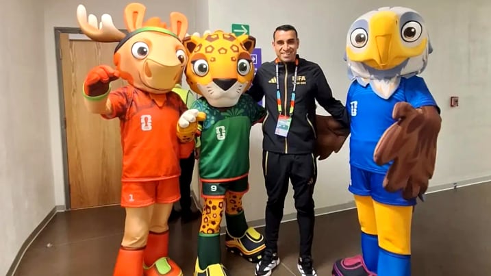 Juan Gabriel Calderon poso junto a las mascostas del Mundial 2026