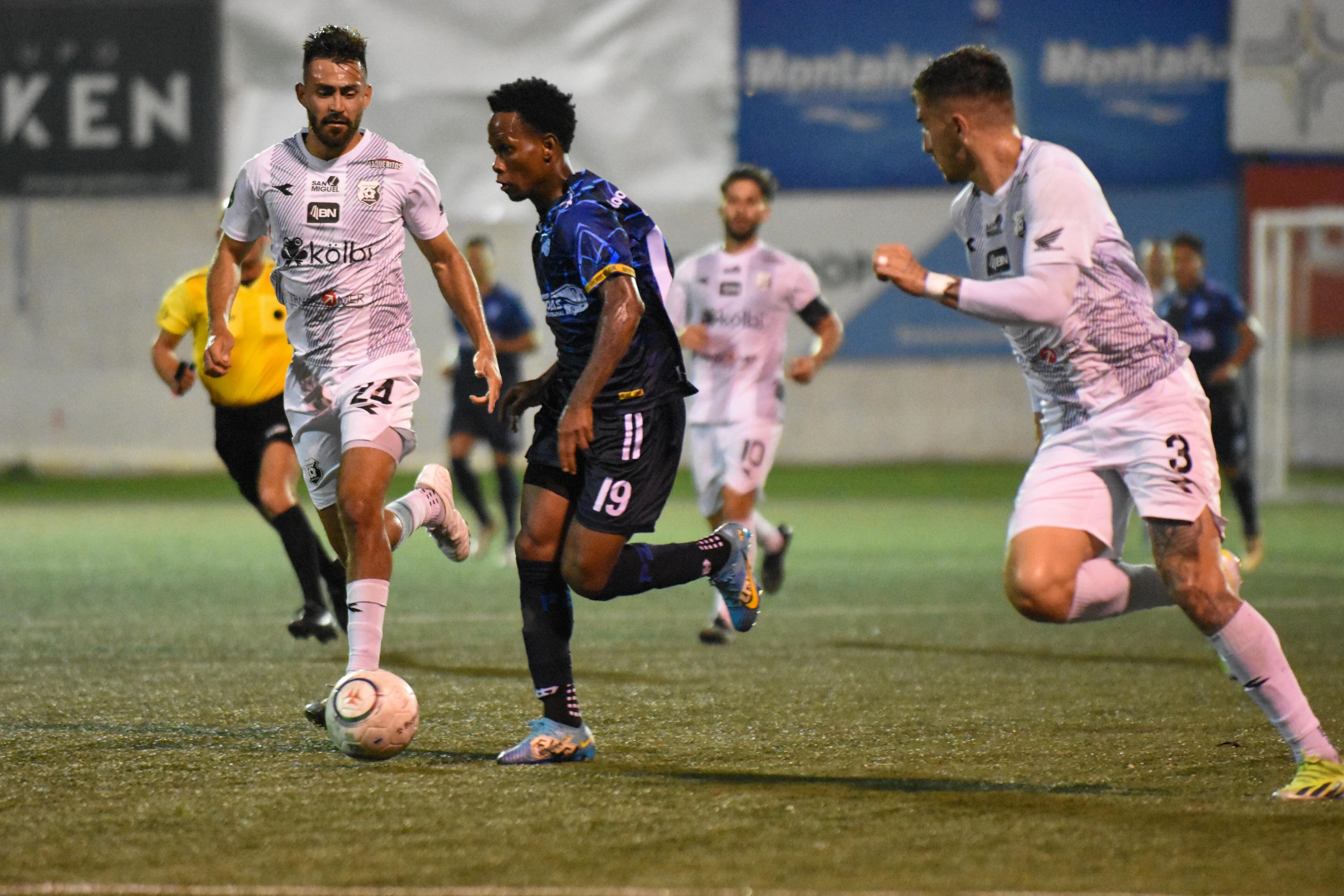 El jugador de Pérez Zeledón, Cardel Benbow (centro) fue un dolor de cabeza para la defensa de Herediano.