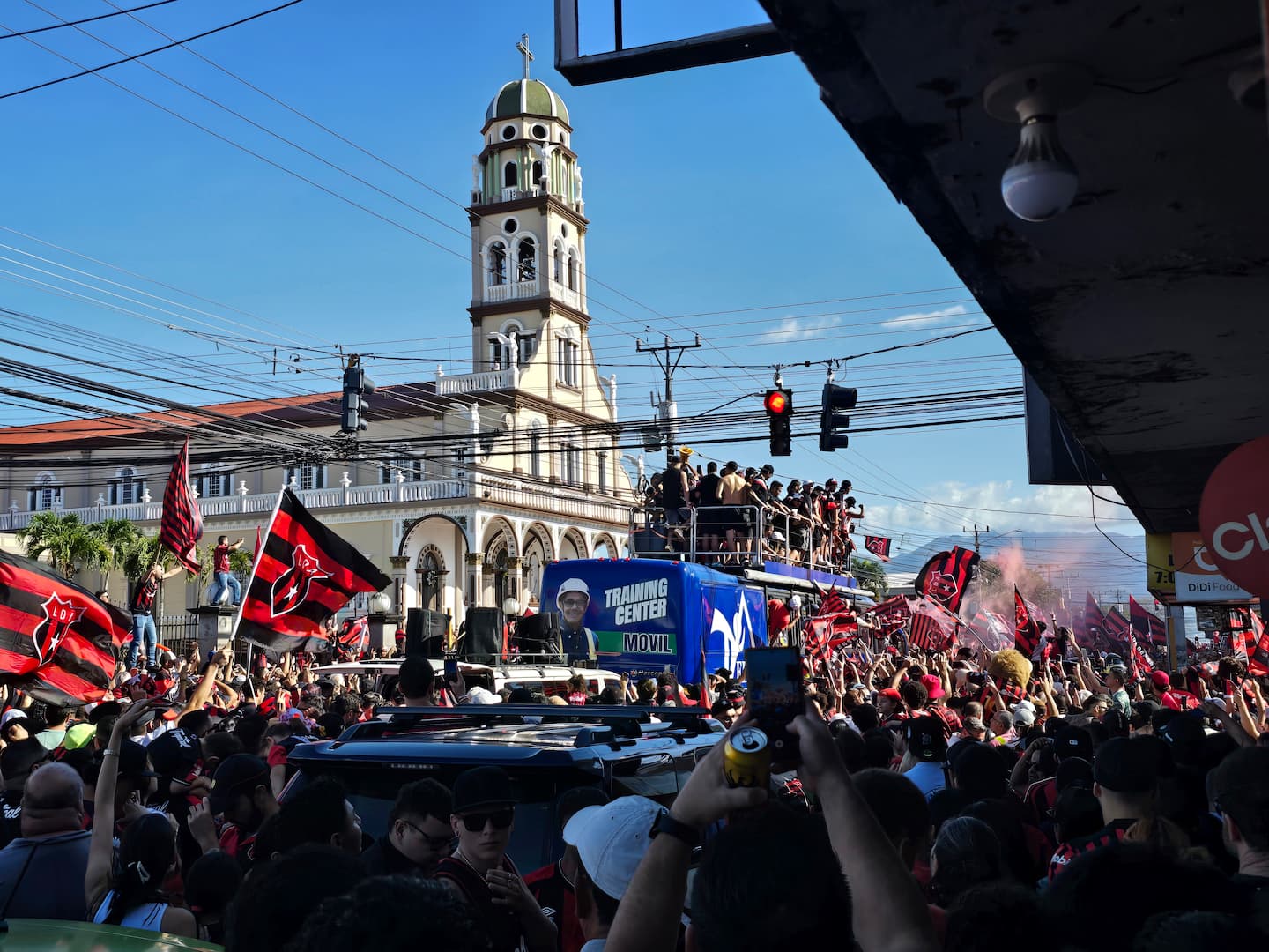 Una multitud de liguistas celebraron junto a Liga Deportiva Alajuelense la obtención del Torneo de Apertura 2025.
