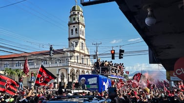 ‘Y todos en caravana a celebrar’: Carroza de Alajuelense y el carnaval rojinegro colapsan calle ancha en Alajuela
