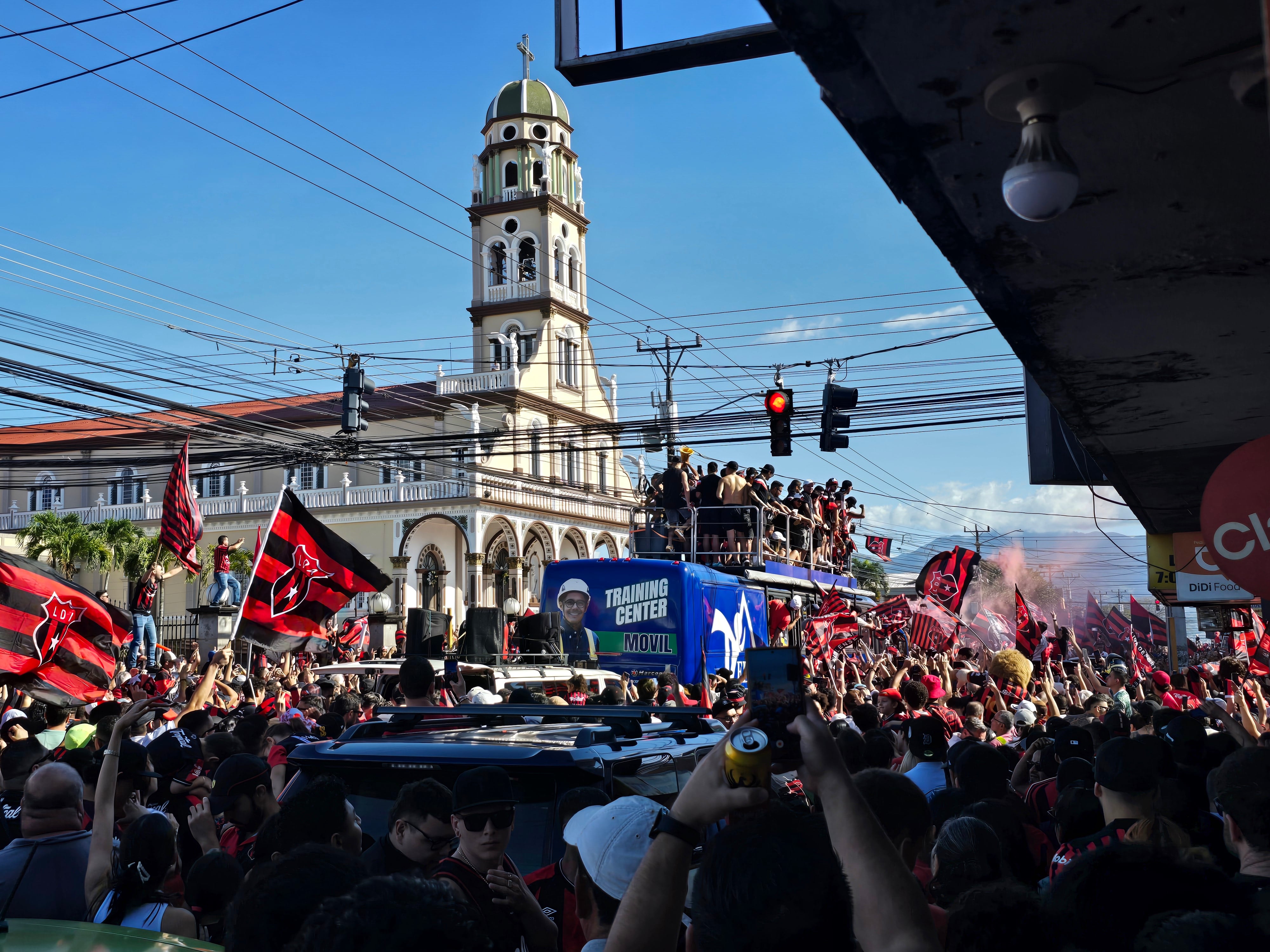 Una multitud de liguistas celebraron junto a Liga Deportiva Alajuelense la obtención del Torneo de Apertura 2025.