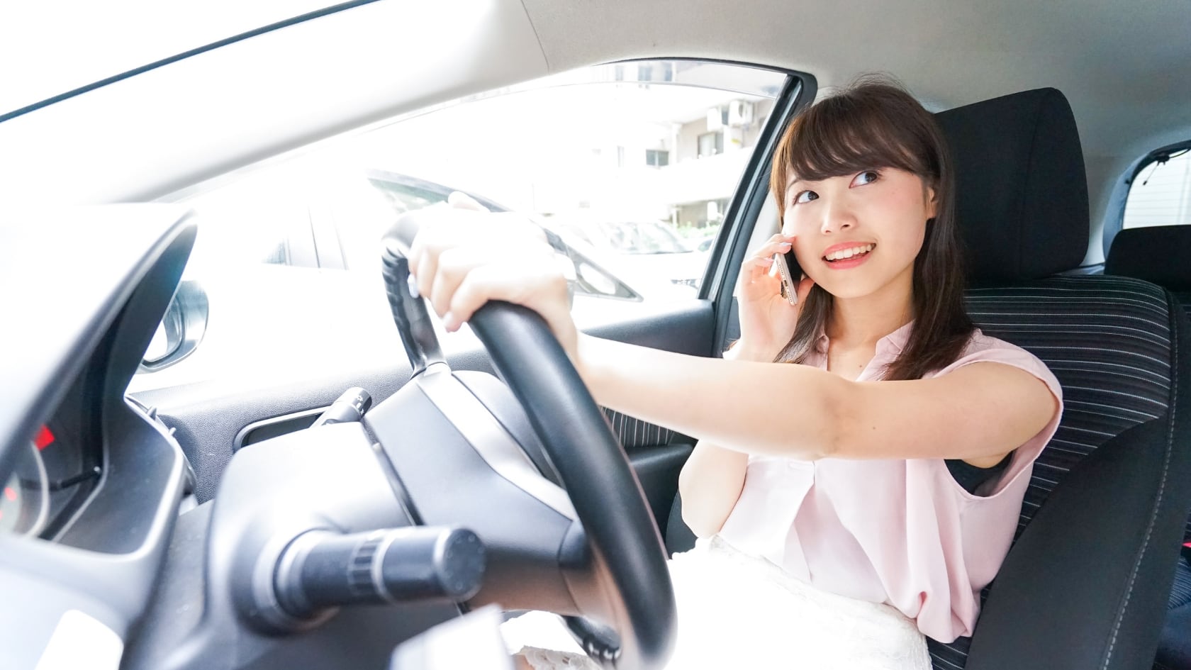 Hablar mientras se conduce provoca retrasos en movimientos oculares clave, lo que disminuye la capacidad de reacción y aumenta riesgos en situaciones de alta demanda visual.