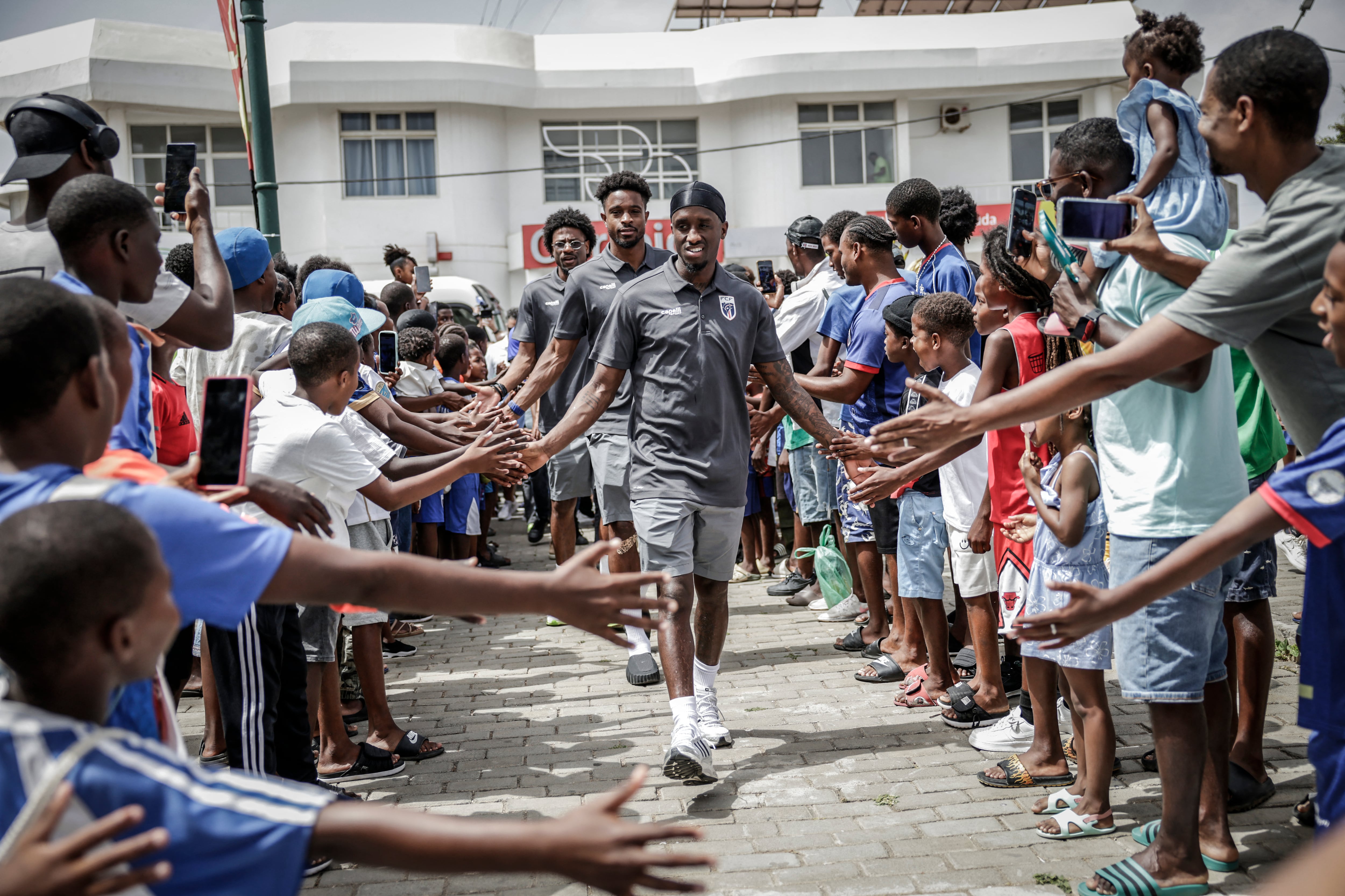 Aficionados de Cabo Verde saludan a los jugadores antes de viajar al Mundial 2026.