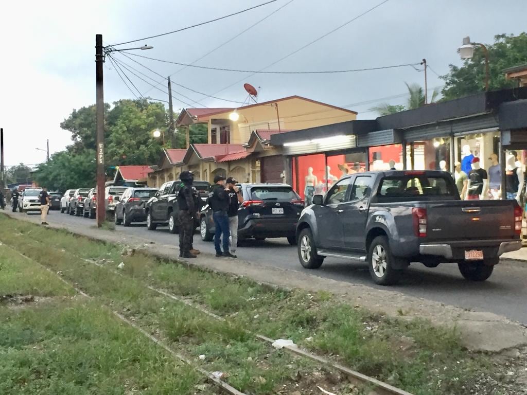 Al conocerse la muerte del oficial, se organizaron fuertes operativos en Limón que dieron con la captura de ters sospechosos. Foto: Raúl Cascante.