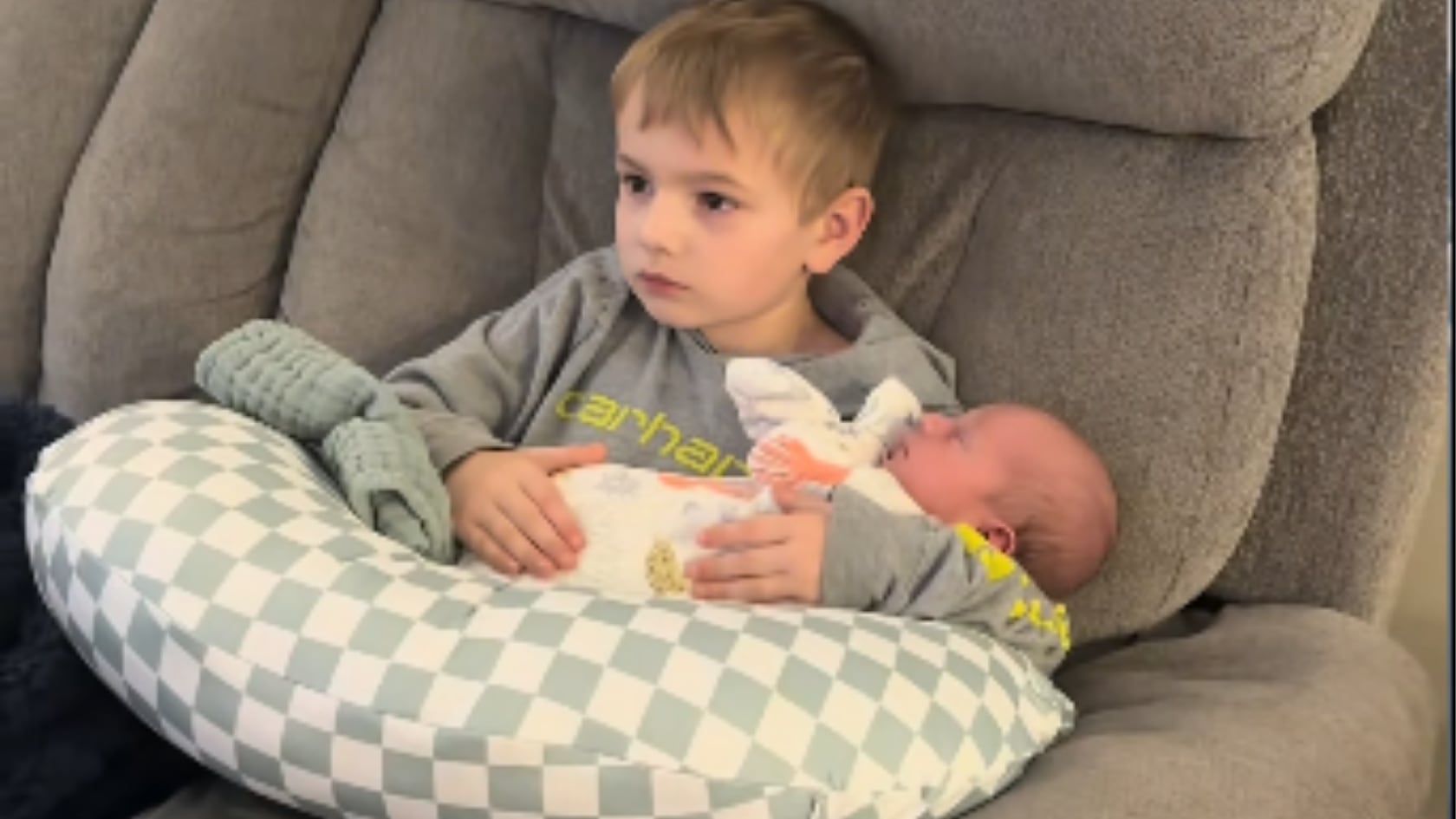 Un niño de 6 años sostuvo a su hermano recién nacido en el sofá. Su respuesta al ser consultado por el padre convirtió el momento en viral.