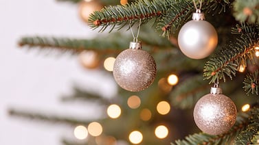 El adorno que reemplazó a las bolas navideñas: estas son las nuevas tendencias para decorar el árbol en 2025