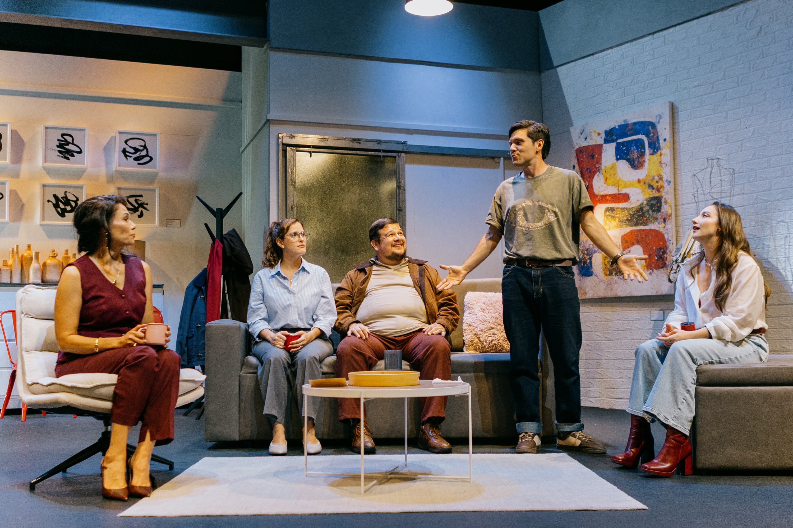 Lo que inicia como una comedia da un giro hacia rincones más oscuros, hasta generar incomodidad en el espectador. Esto es Bajo Terapia, en el Teatro Espressivo.