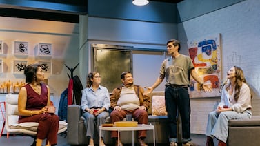 ‘Bajo terapia’: De la carcajada a la risa incómoda en el teatro