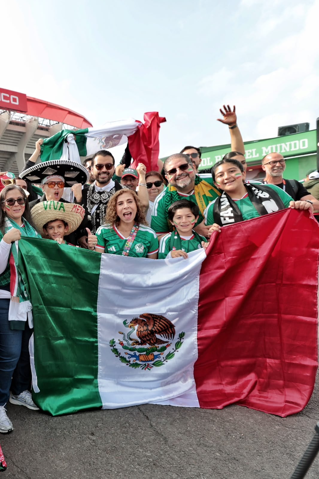 Ambiente México vs. Sudáfrica
Afueras del Estadio Azteca
11 de junio de 2026
Fotógrafo John Durán