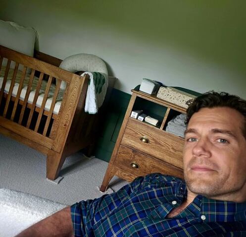 Henry Cavill anunció que será papá con esta fotografía. Sus seguidores le respondieron con cientos de comentarios y felicitaciones, compartiendo consejos y buenos deseos para el actor en su nueva etapa como padre. Foto: Facebook Henry Cavill