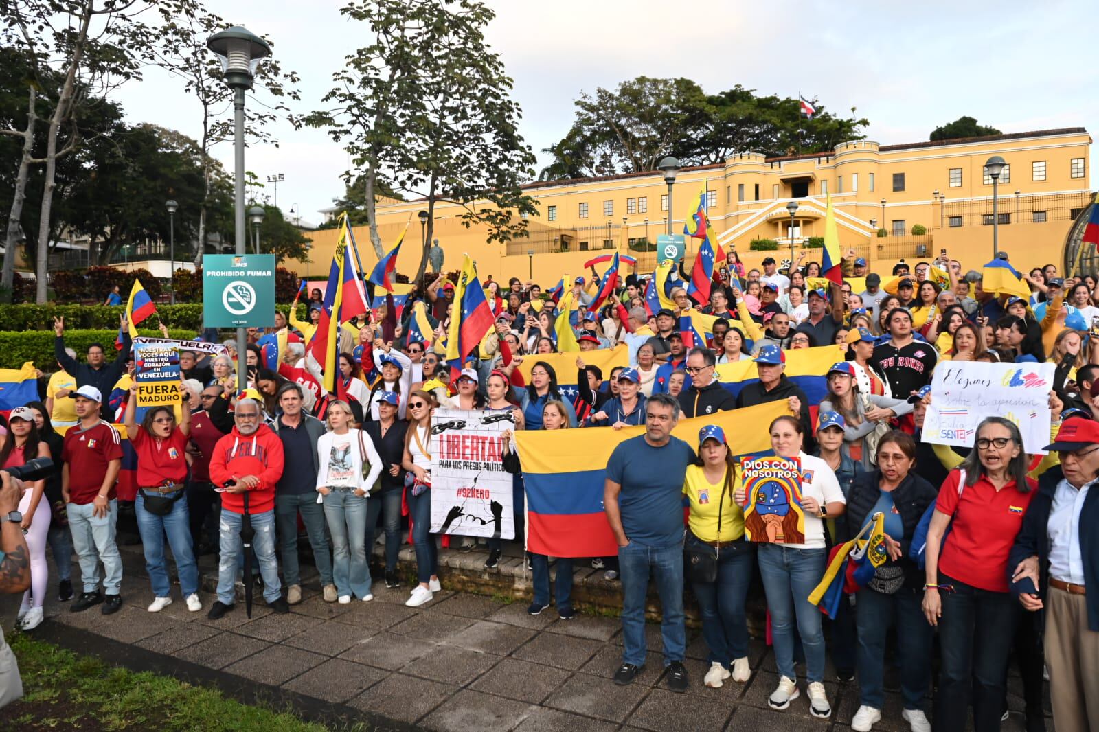 Venezolanos residentes en Costa Rica se reúnen en la Plaza de La Democracia, en San José, para manifestar su apoyo al presidente electo Edmundo González y exigir el respeto a la democracia en Venezuela, el 9 de enero de 2025.