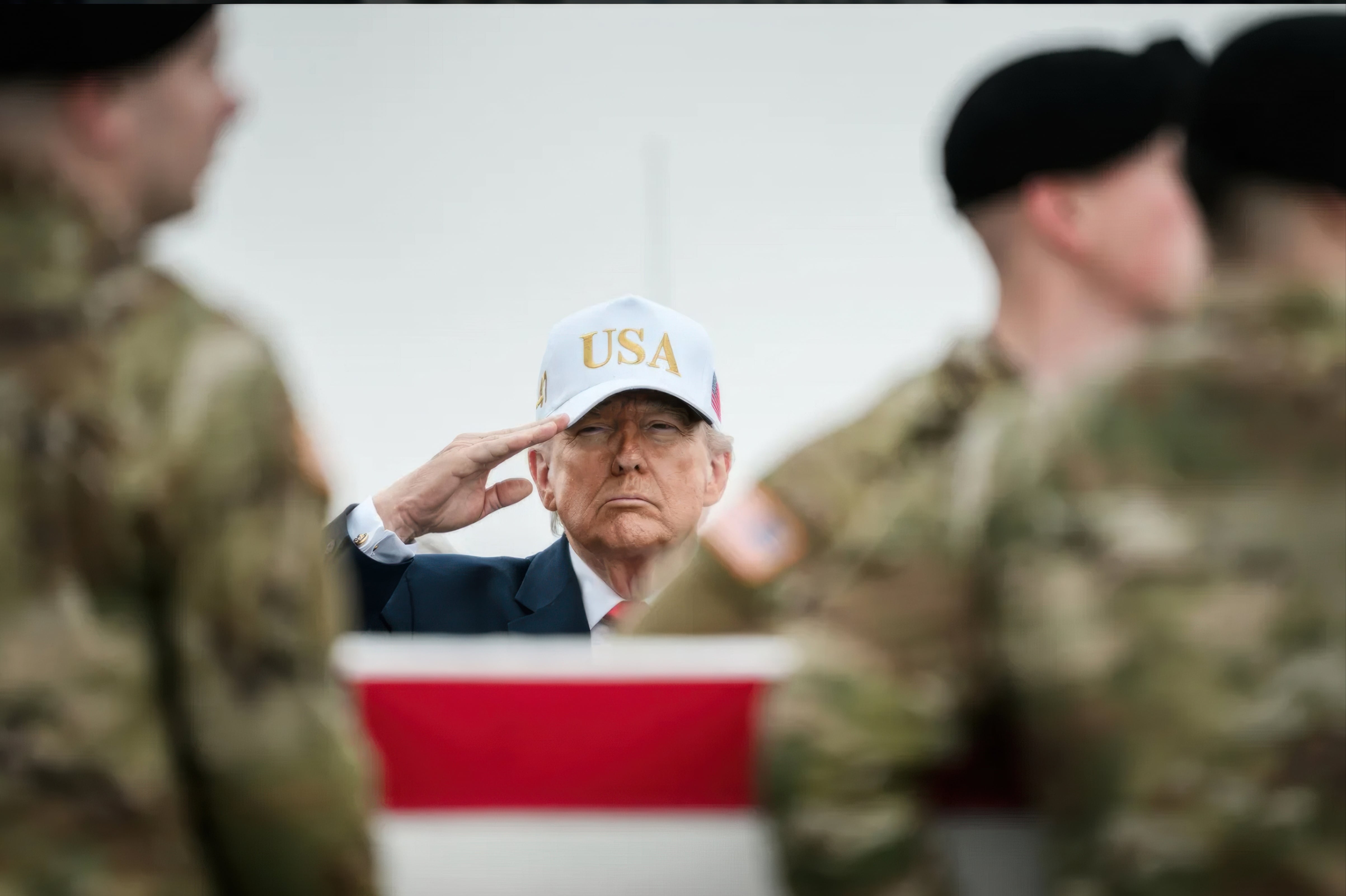 Delaware, Base Aérea de Dover. 7 de marzo de 2026. El presidente Donald Trump asistió al traslado digno de seis soldados de la Reserva del Ejército de Estados Unidos en la Base de la Fuerza Aérea Dover en Delaware. Estos soldados fueron las primeras bajas de combate estadounidenses del conflicto en curso con Irán.