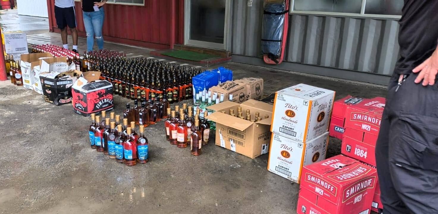 Detalle del licor decomisado al sujeto de apellido Torres el fin de semana. Fotografía: