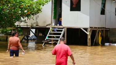 En media hora, el agua inundó su casa y le llegó hasta la cintura. Vecina de El Estero de Sarapiquí afirma que esta ‘ha sido la más grande’ del año