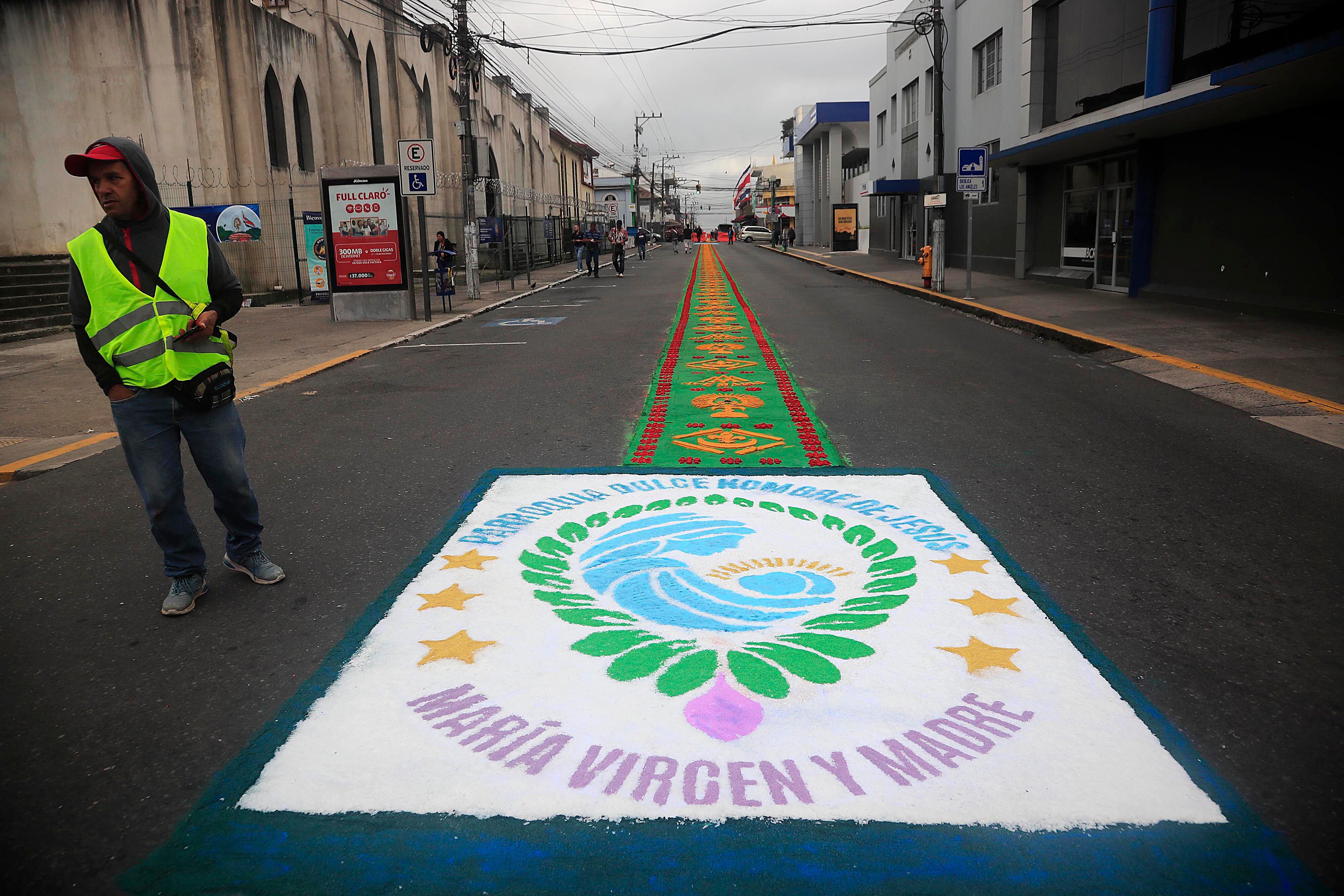 03/09/2023 Cartago. Desde la media noche, decenas de personas de diferentes comunidades de la provincia empezaron a elaborar las coloridas y espectaculares alfombras para formar una sola de poco más de kilómetro y medio, por donde transitó la imagen de la Virgen de los Angeles en su retorno a la Basílica. Aserrín y broza del café coloreados, cal y flores, especialmente rosas, entre otros, dieron forma al manto multicolor para dirigir los pasos de quienes acompañaron a La Negrita en la tradicional Pasada de regreso al Santuario Nacional tras permanecer un mes exacto en la Catedral de Nuestra Señora del Carmen.