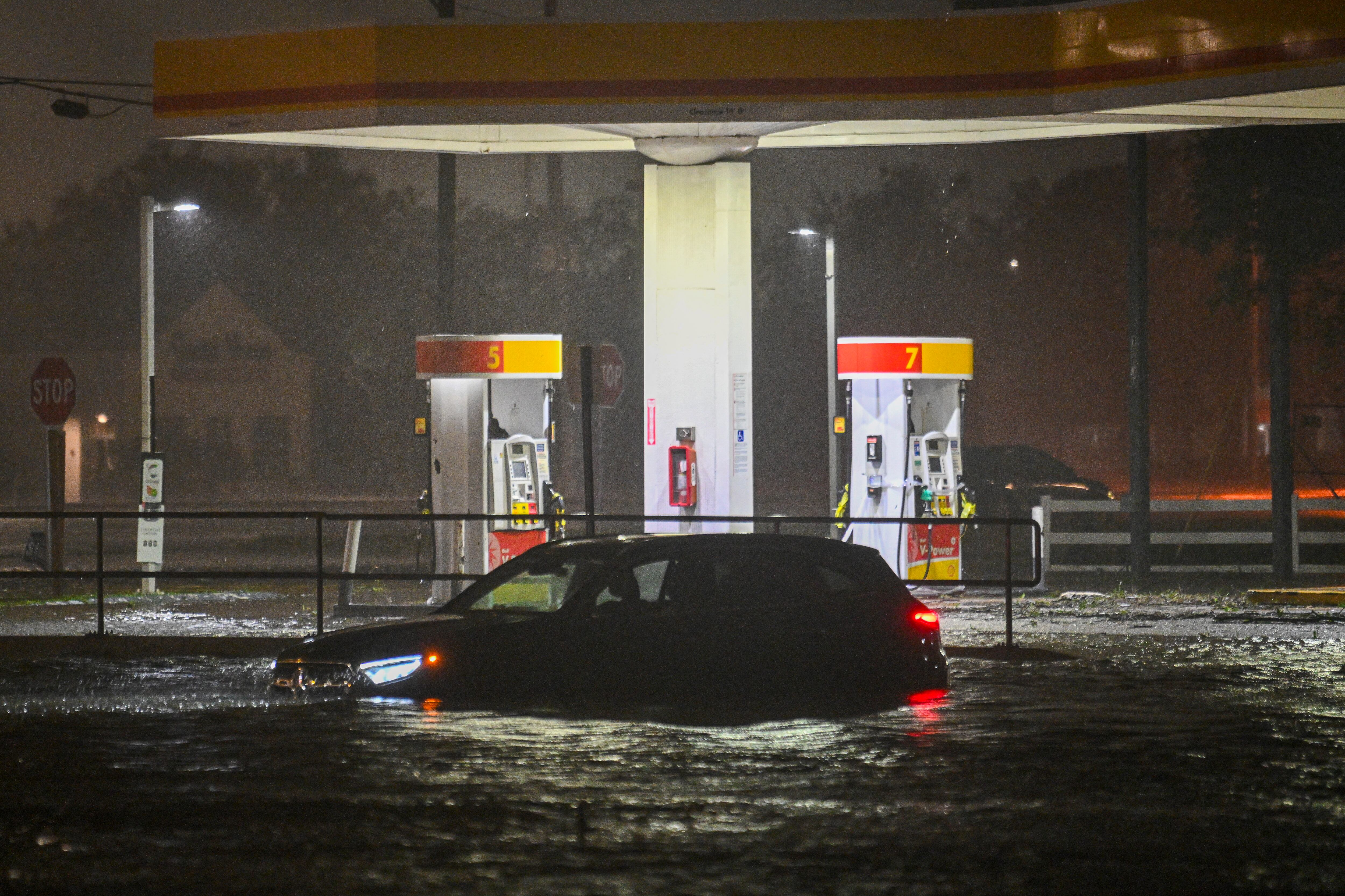 Vehículo varado en calle inundada por huracán Milton en Brandon, Florida, tras marejada y vientos de categoría 3 que luego pasó a 2. Foto: Miguel J. Rodriguez Carrillo / AFP