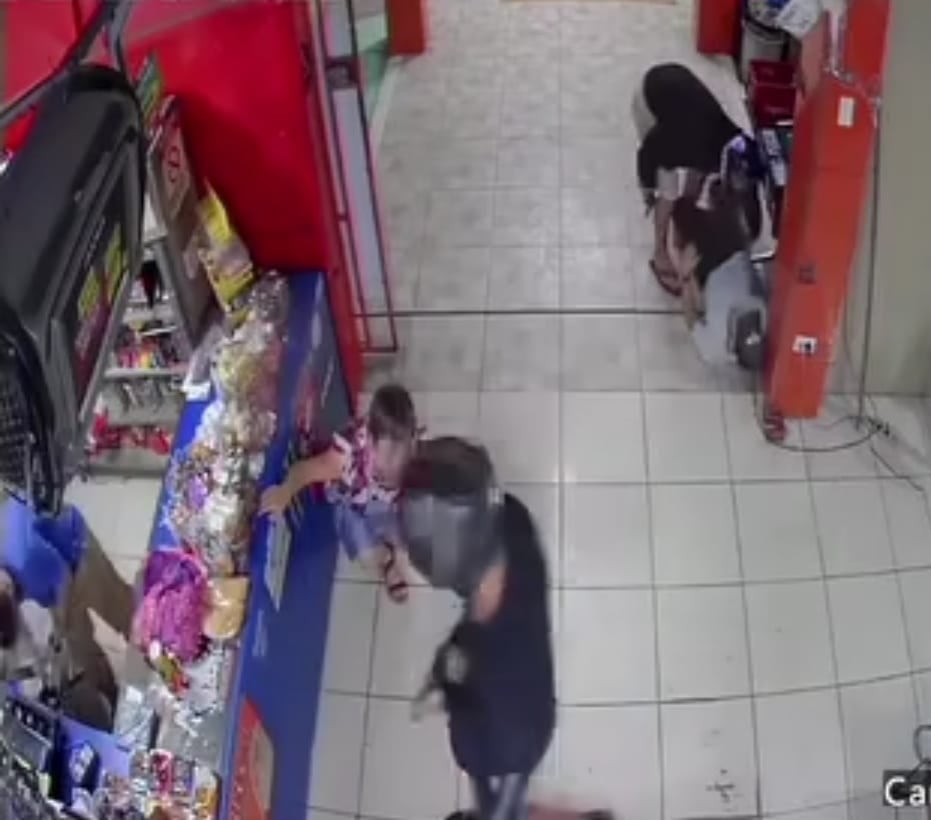 Dos delincuentes asaltaron un minisuper en 9 Millas de Matina, Limón y agredieron brutalmente a dos personas.