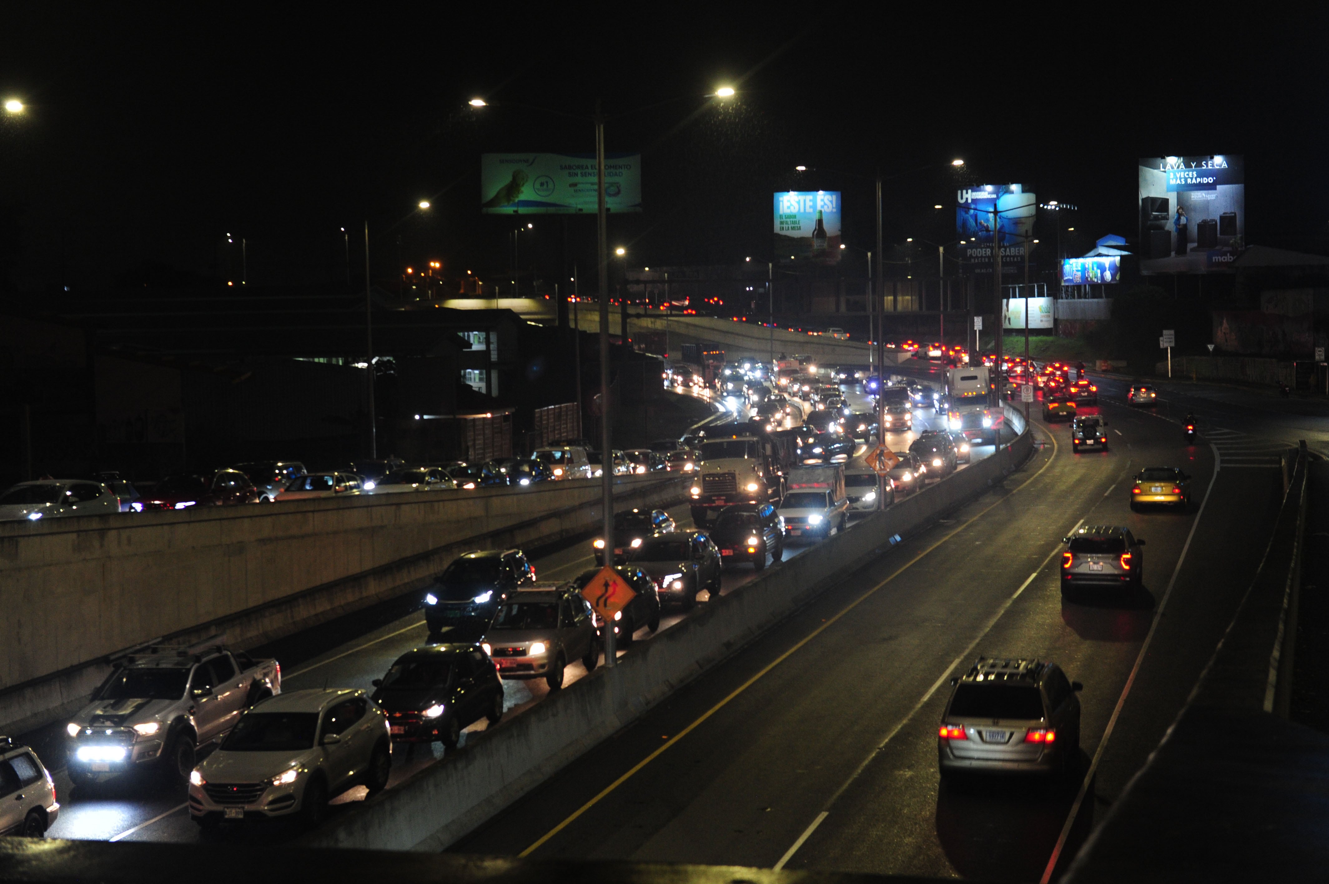 Una larga fila de vehículos se observa en la salida hacia la rotonda del Bicentenario, en Guadalupe, en hora pico de la tarde-noche. Ese pertenece a la quinta etapa de Circunvalación norte.