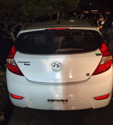 Este vehículo habría sido robado para ejecutar el crimen.