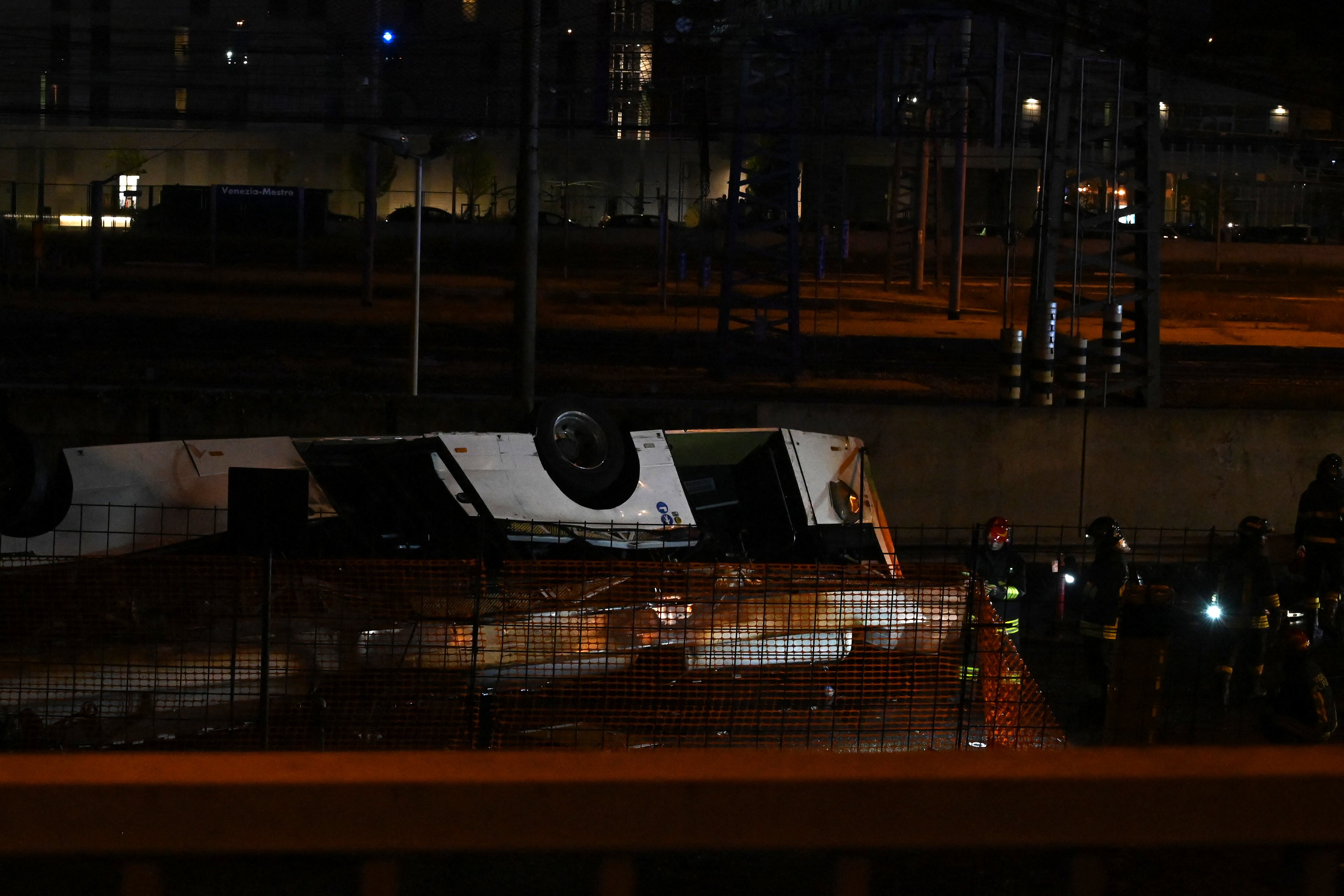 El ministro del Interior, Matteo Piantedosi, destacó que el uso de metano en el autobús agravó la situación y contribuyó a la rápida propagación del fuego en el accidente.