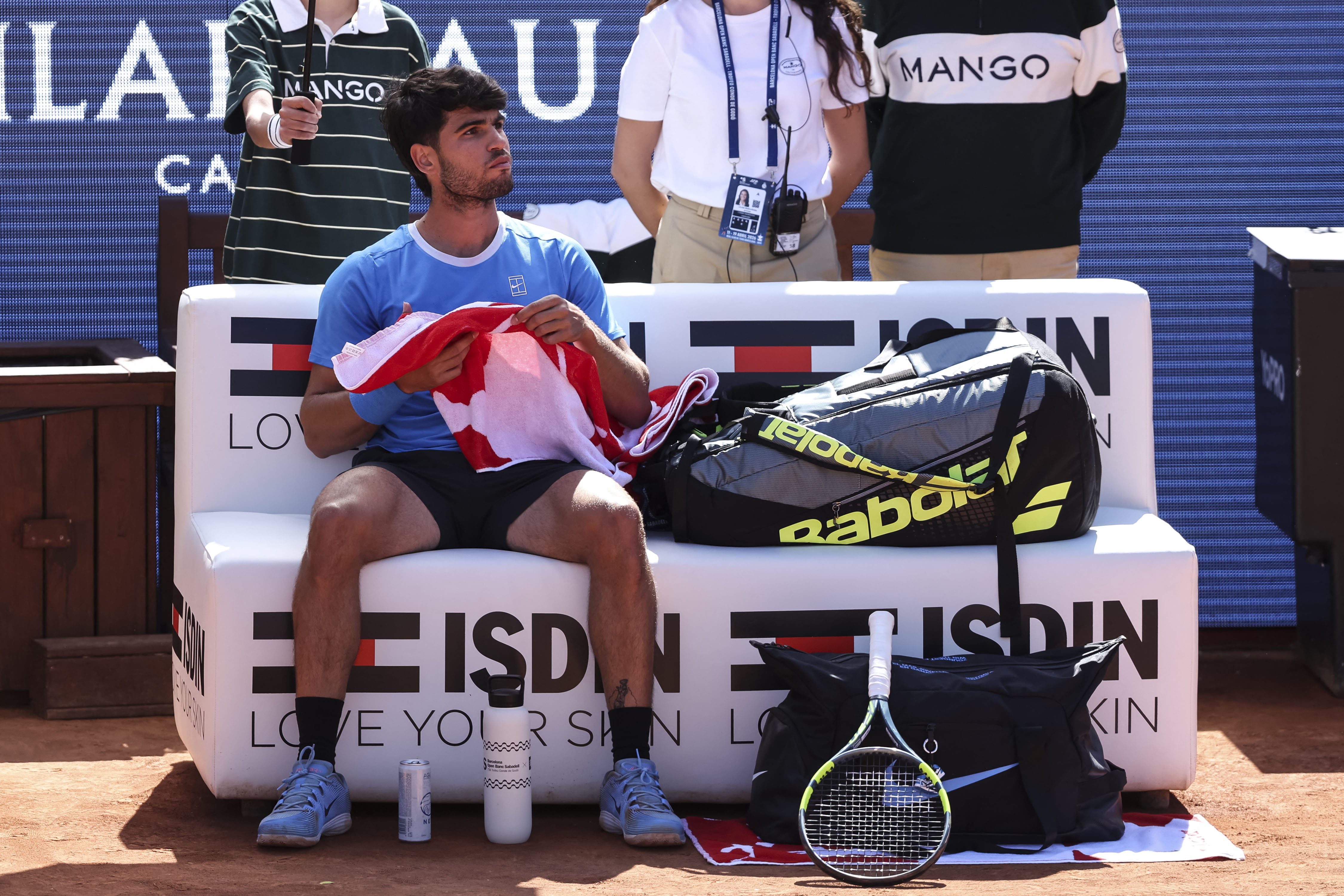 Carlos Alcaraz se toma un descanso en un partido del torneo Conde Godó, el pasado abril. El tenista español será baja en Roland Garros y Wimbledon.