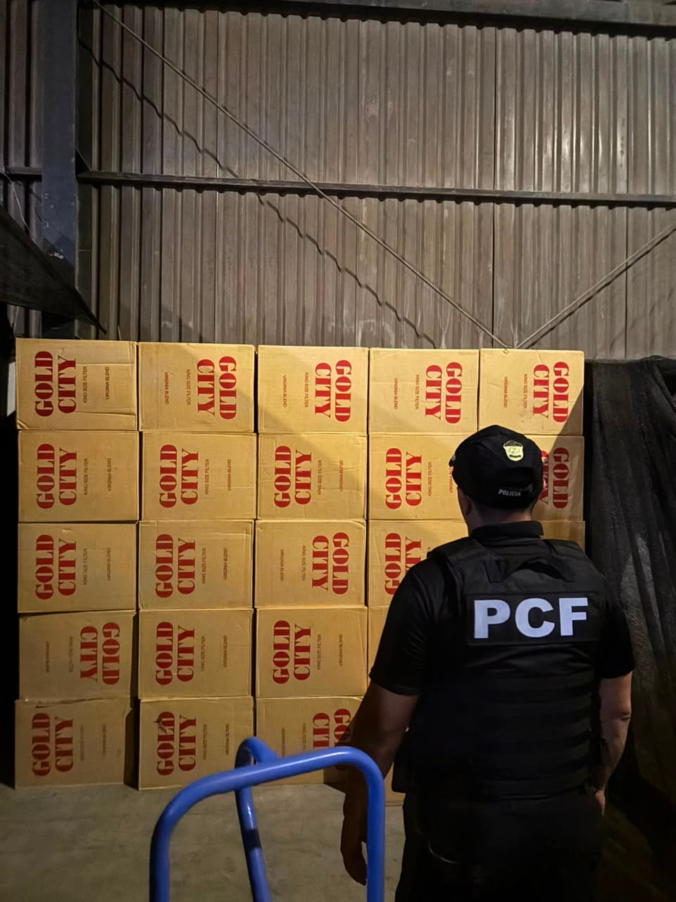Cargamento de cigarros y licor de contrabando.