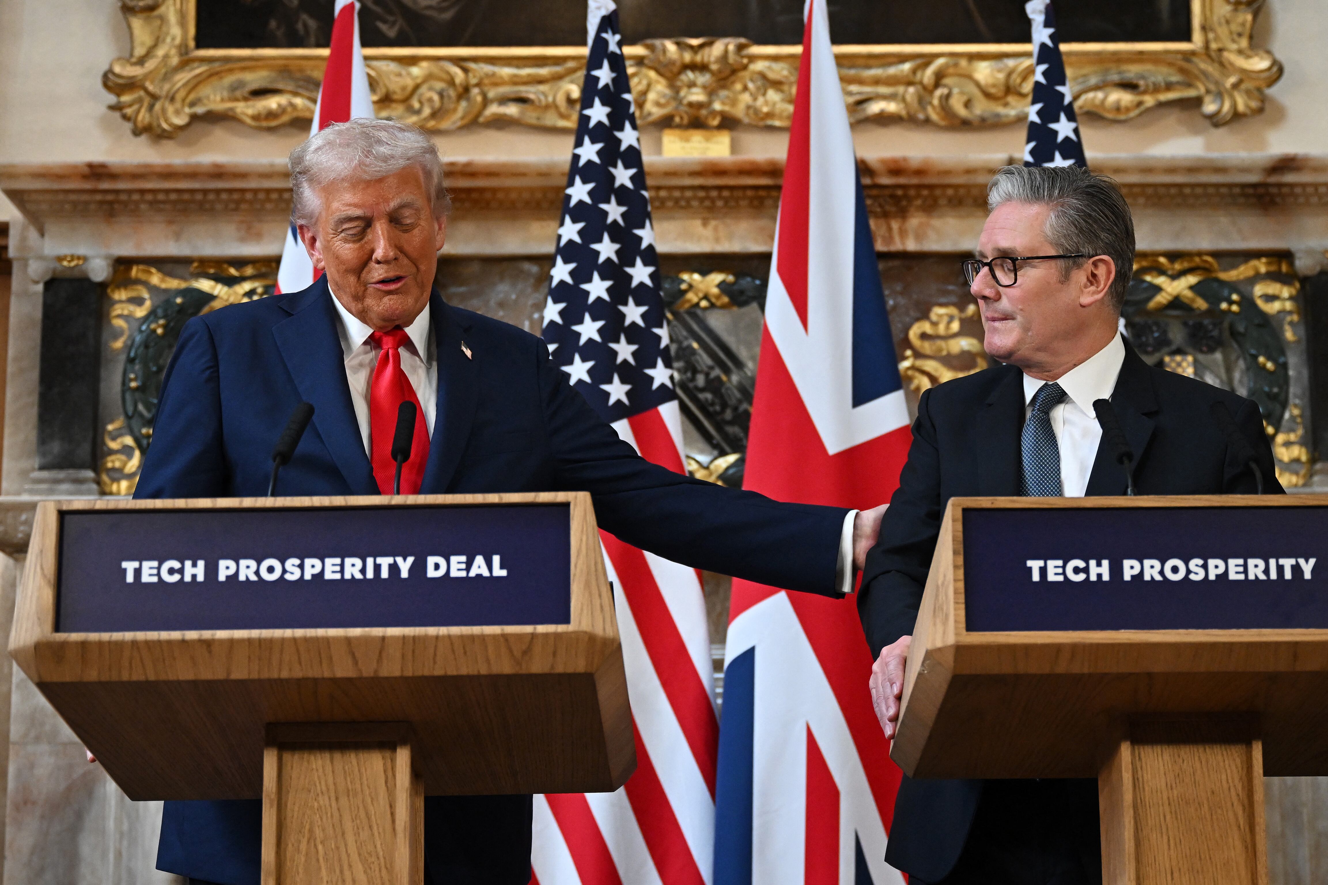 El presidente de Estados Unidos, Donald Trump, y el primer ministro británico, Keir Starmer, durante la firma del histórico acuerdo tecnológico en Chequers.
