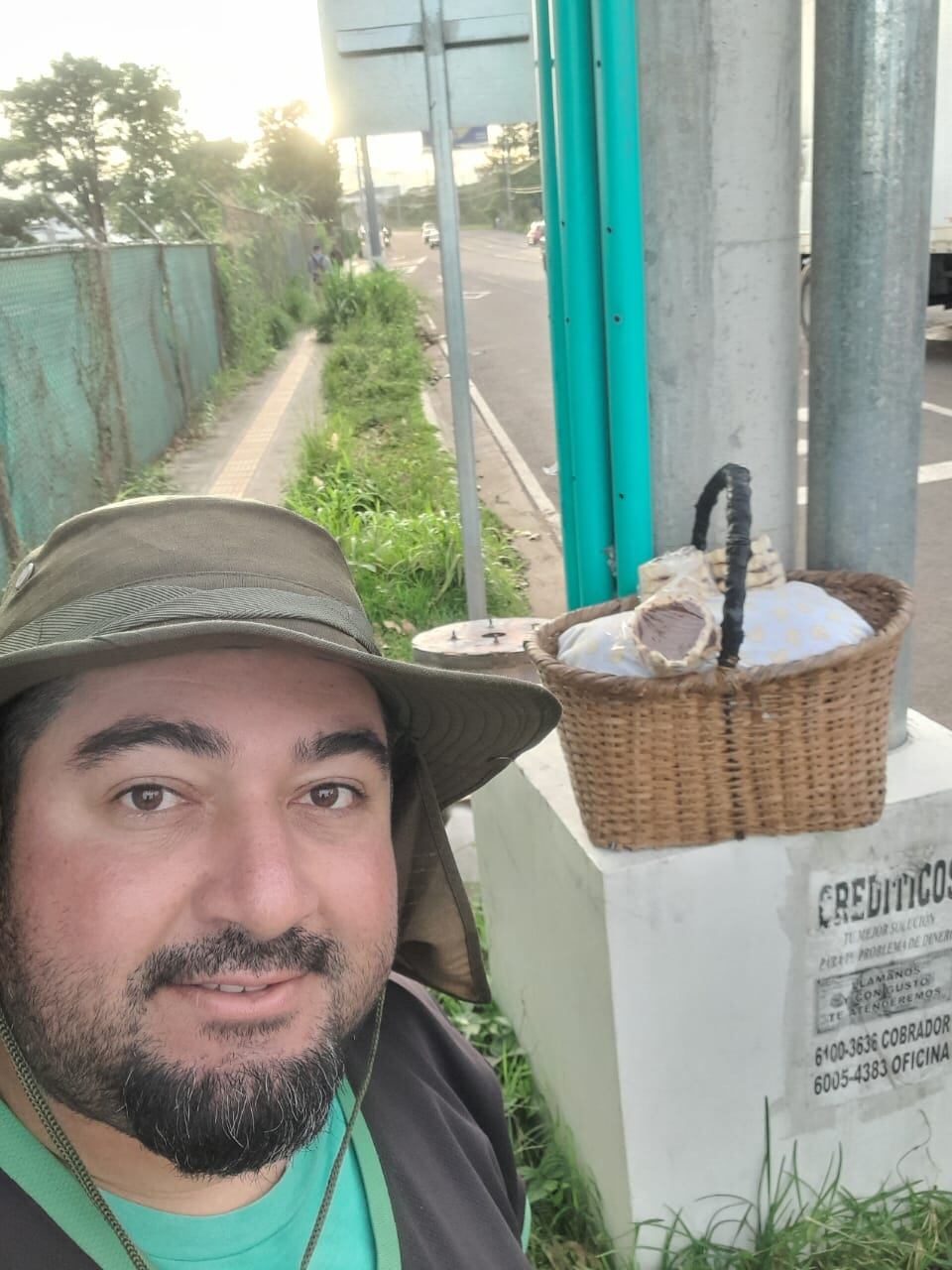 Alexander Cubero, desde hace 6 años trabaja como vendedor de comida caribeña en el cruce conocido como doña Lela en la ruta 32.