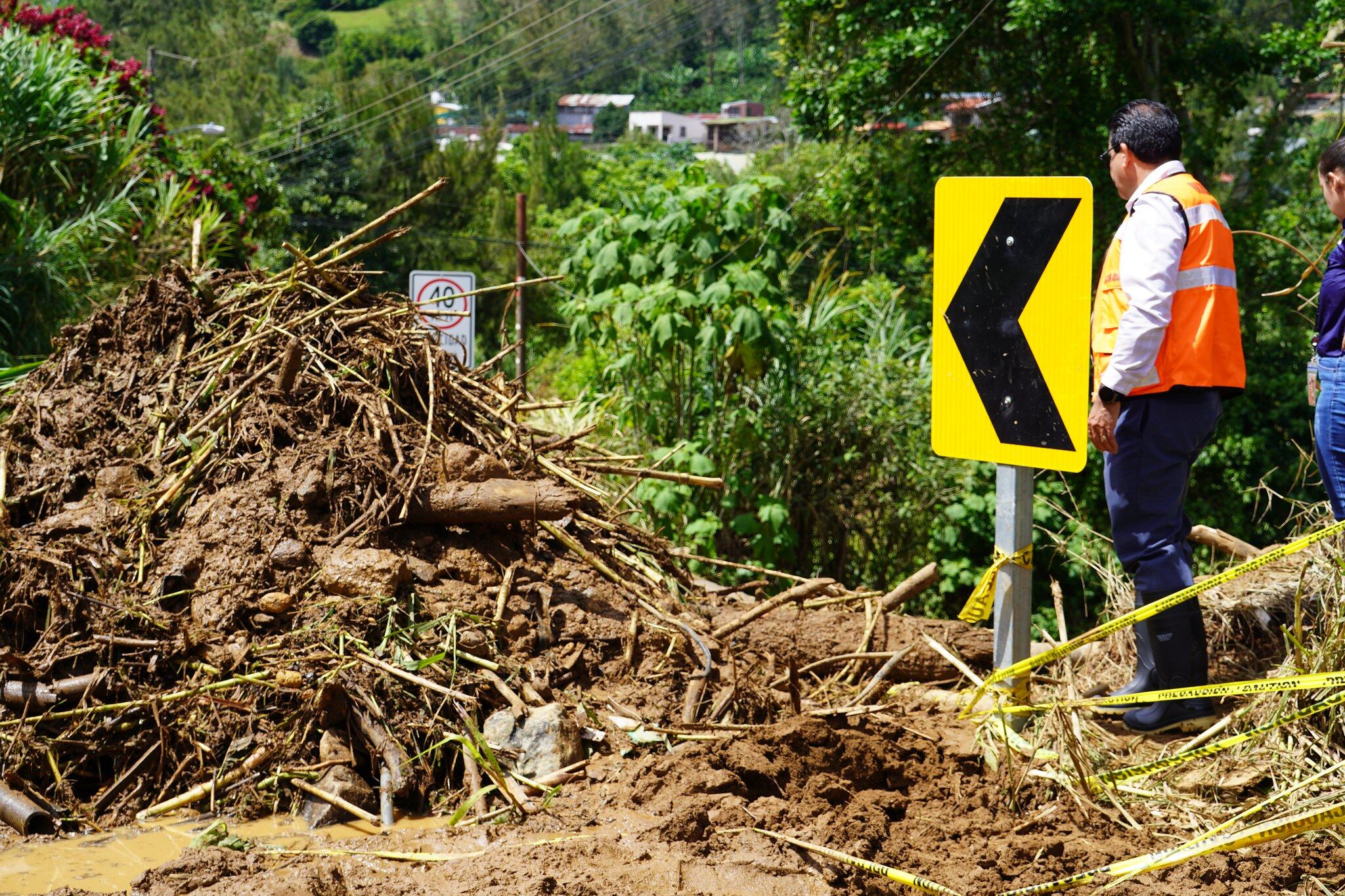 La CNE inspeccionó las partes altas de Tobosi, donde hubo decenas de deslizamientos pequeños que aportaron material arrastrado por la avalancha del lunes. Foto: Cortesía Municipio de El Guarco.
