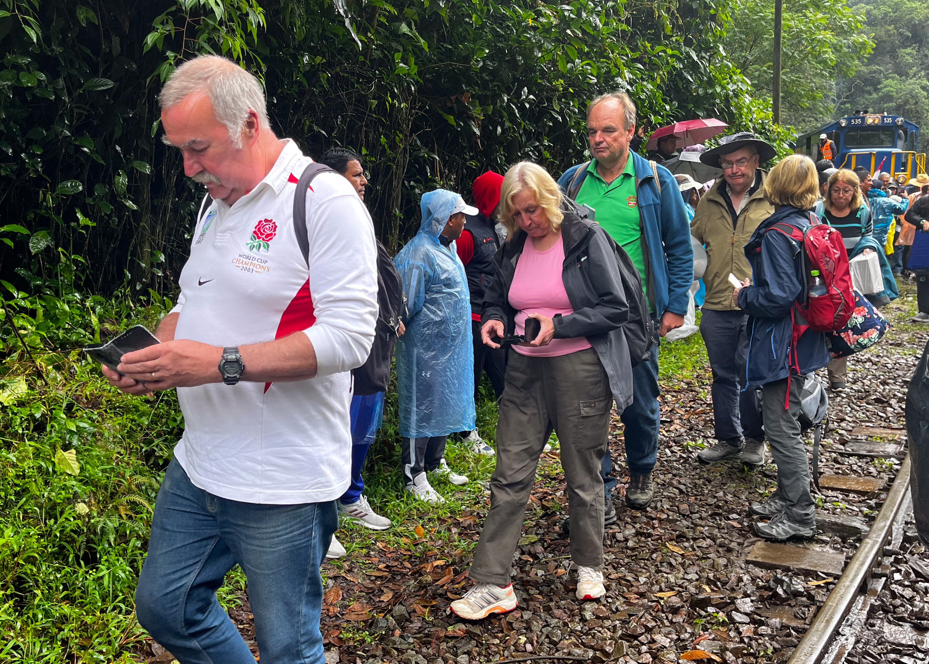 Paseo turístico por las vías del tren cerca de Machu Picchu Pueblo después de que manifestantes detuvieran un tren durante una manifestación contra la apertura de la venta de boletos en línea a la ciudadela Inca.