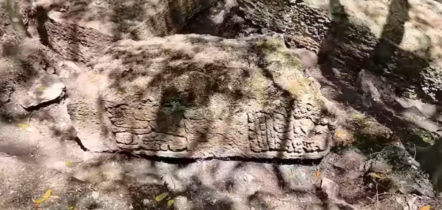 Algunas rocas presentan glifos que relatan la vida cotidiana o hechos importantes de la ciudad.